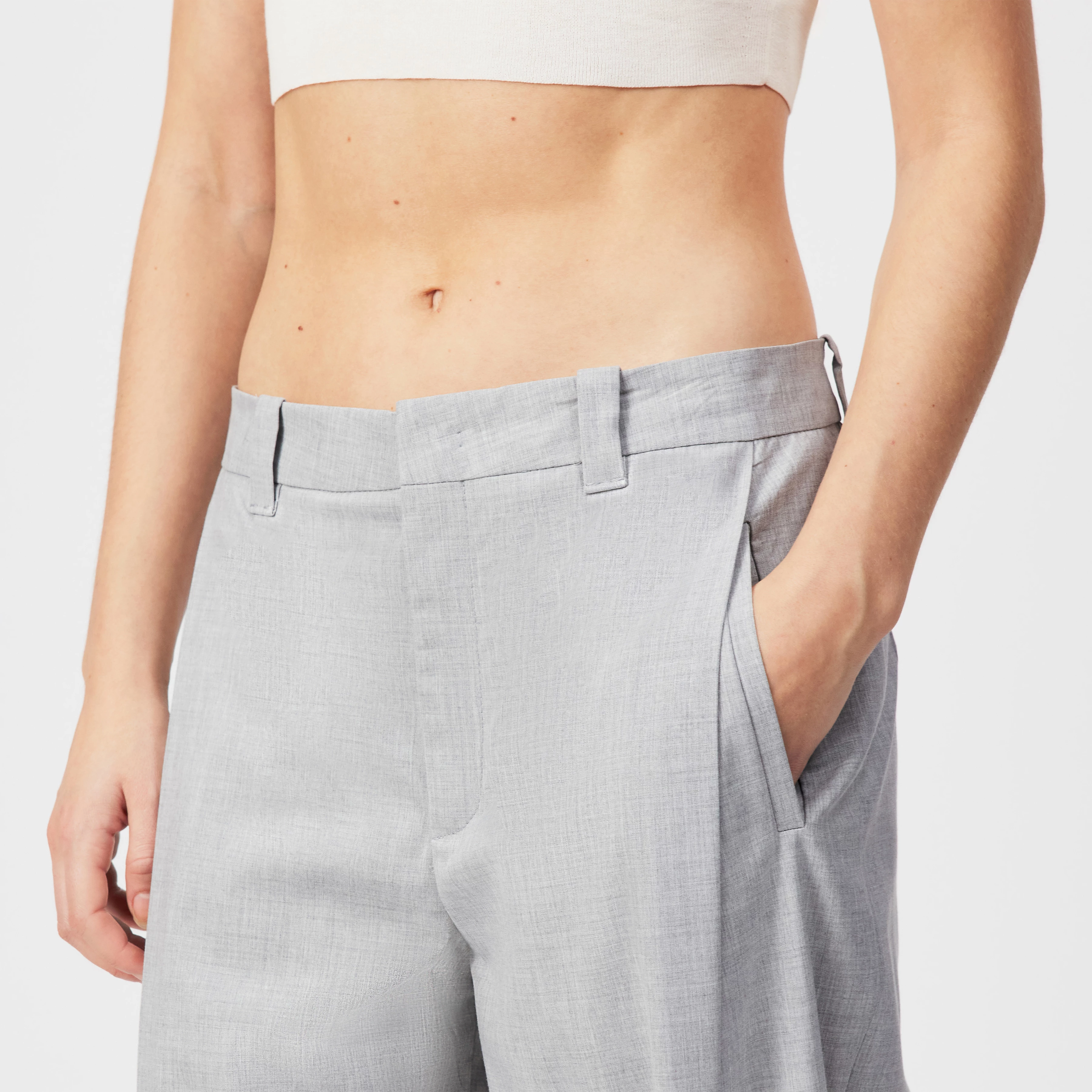 UNPACK - Regular fit trousers in woven fabric - women - grey - Detailansicht am Model