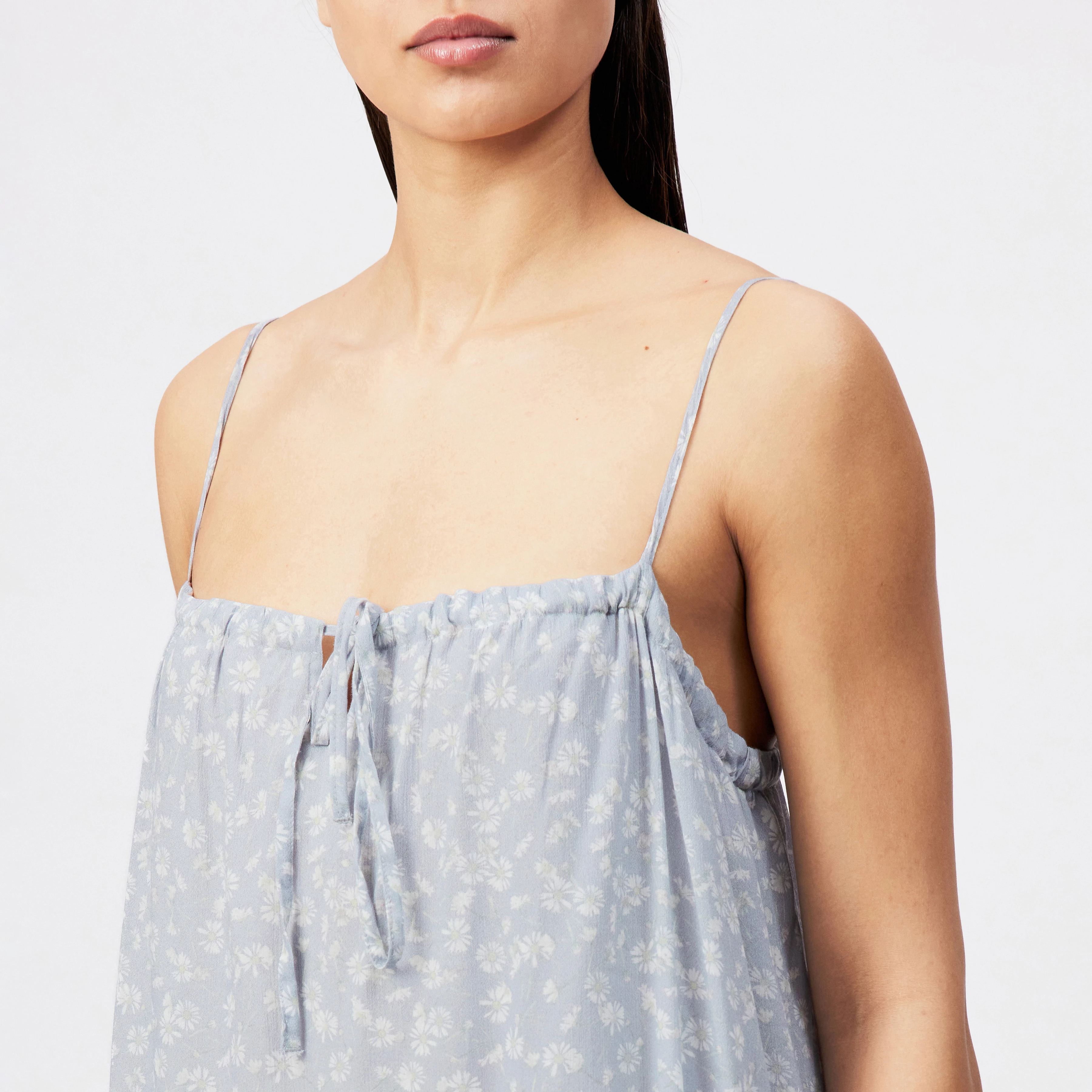 LYNORA - Cotton-viscose crêpe ruffle slip dress - women - blue - Detailansicht am Model