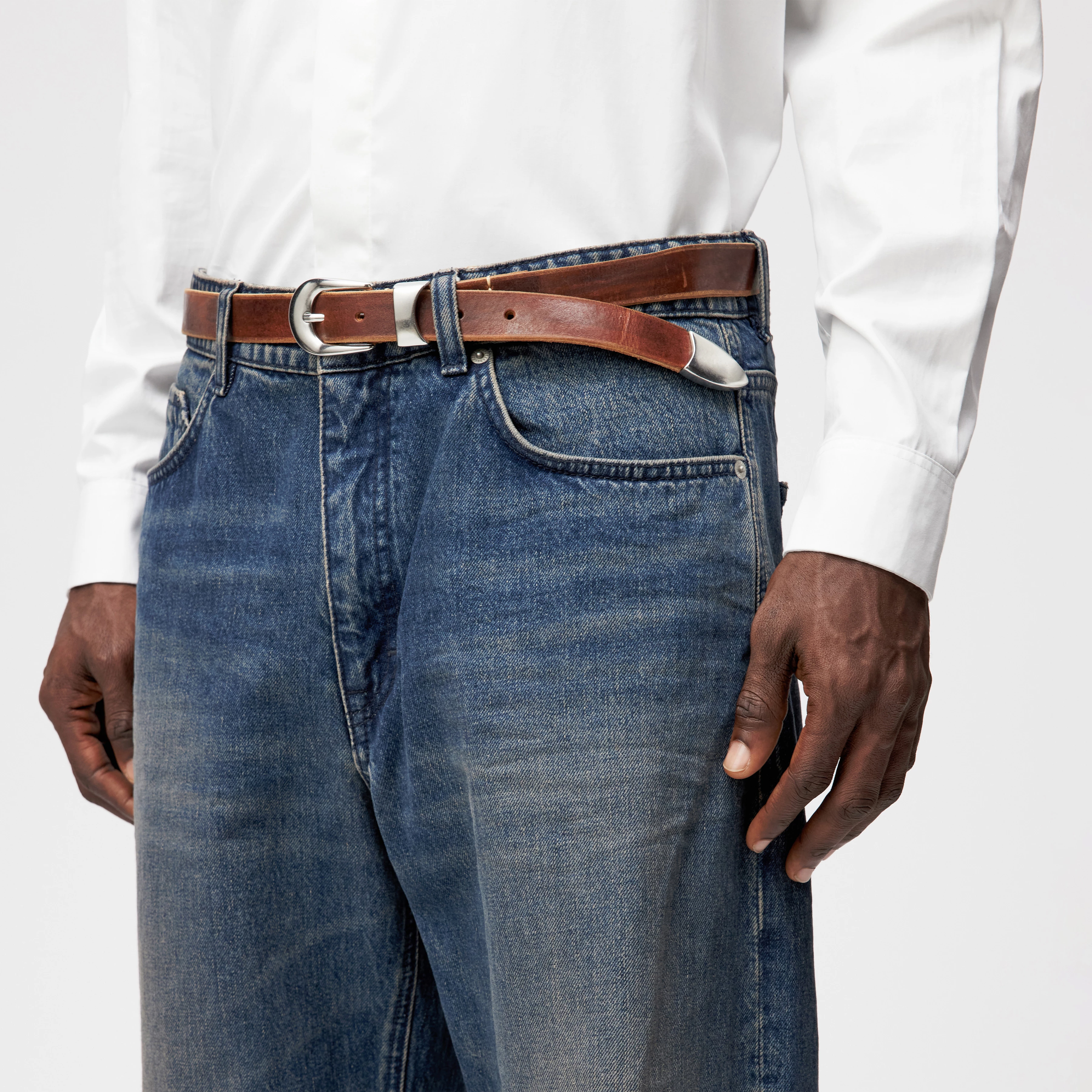 JOKO - Gürtel in Leder - Unisex - braun - Detailansicht am Model