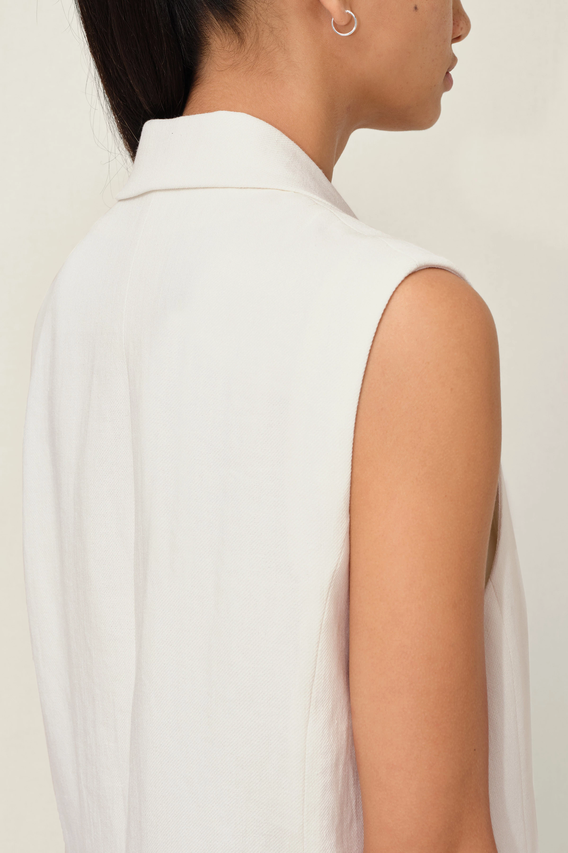 HAINAULT - Ärmelloser Blazer aus Leinen-Viskose-Mix - Damen - off white - Detailansicht am Model