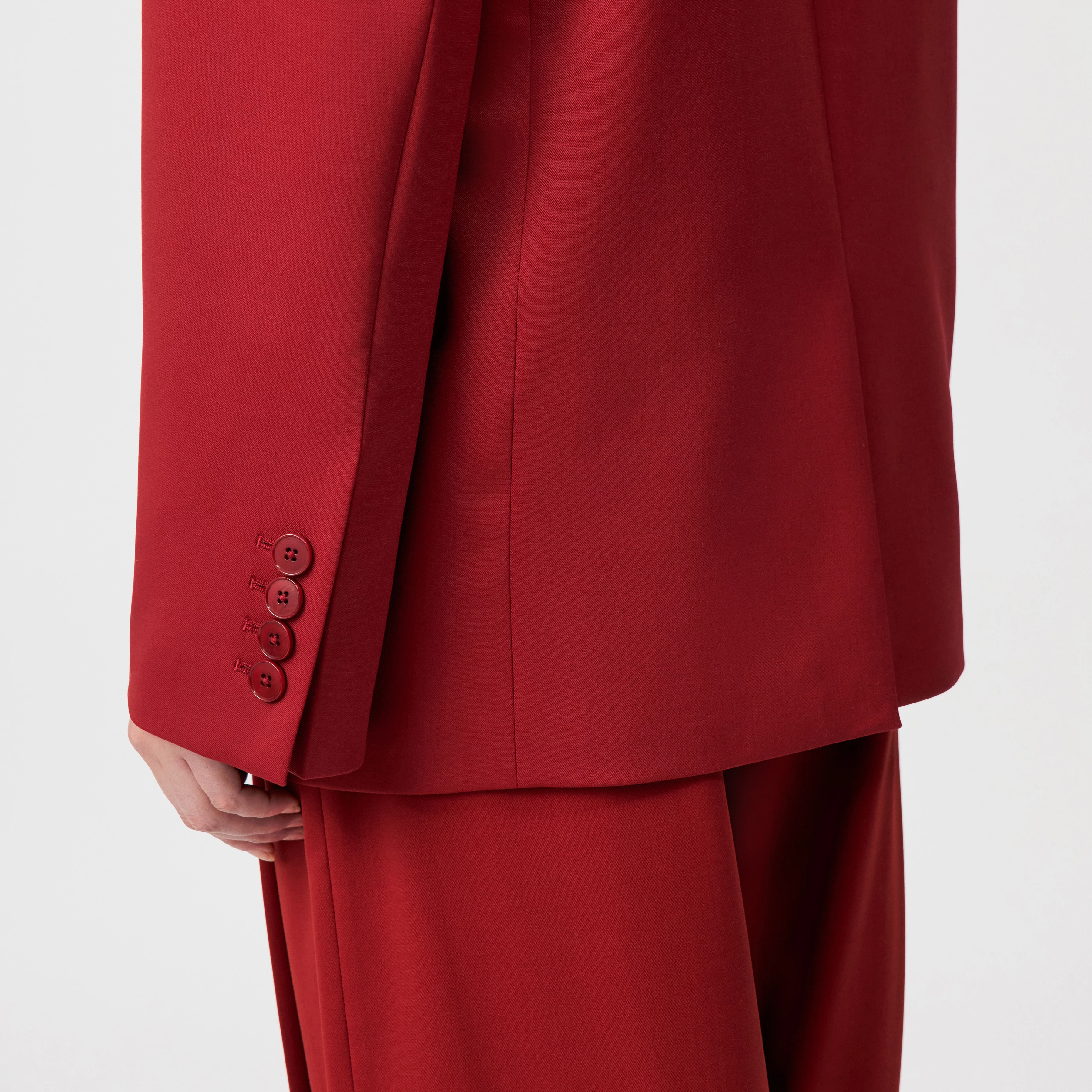 MOWTIE - Casual single-breasted blazer in wool blend - women - red - Detailansicht am Model