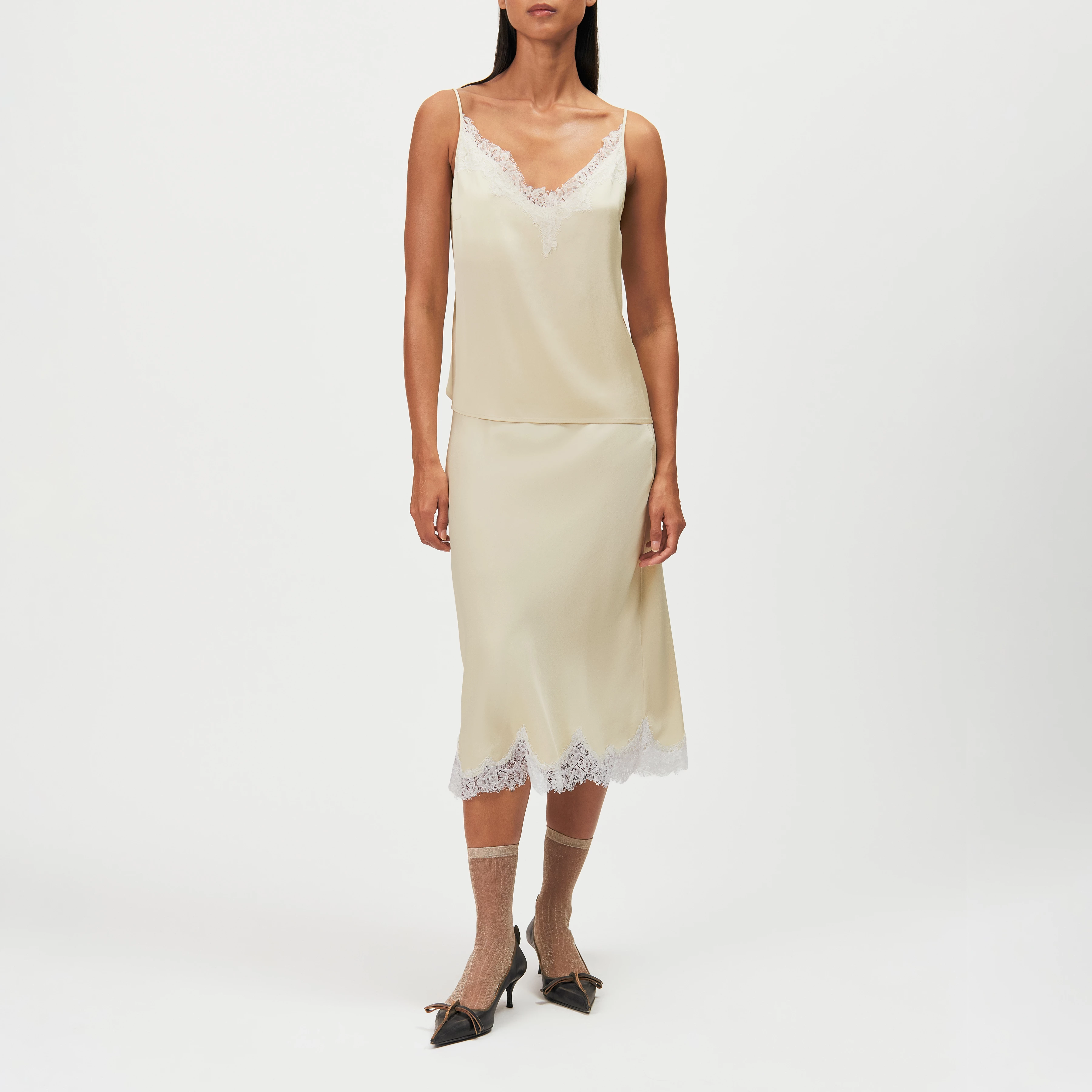 URA_3 - Jupe-culotte satinée midi avec dentelle - women - jaune - Ganzkörper-Frontansicht