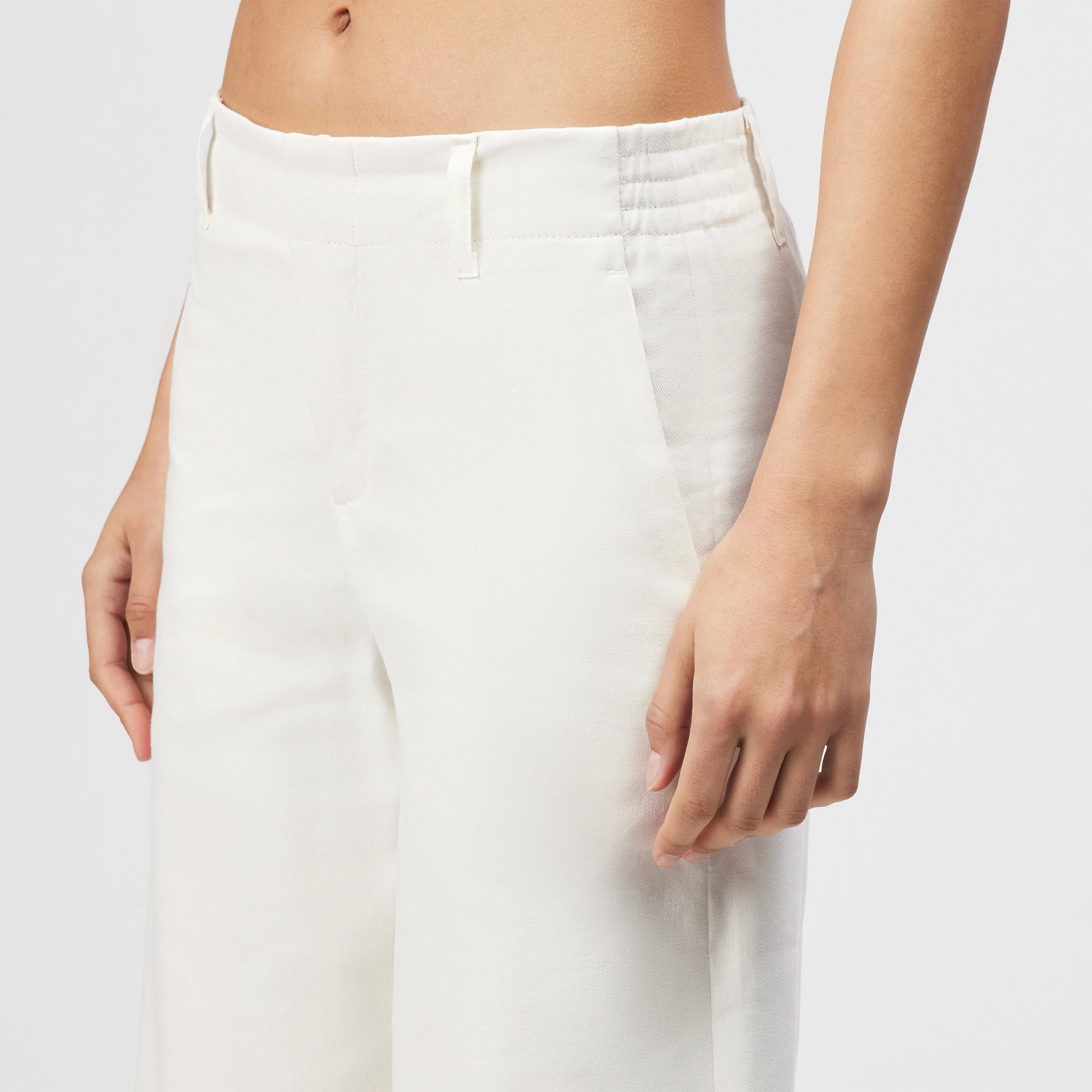 DUTIFUL - Wide trousers in linen blend - women - off white - Detailansicht am Model