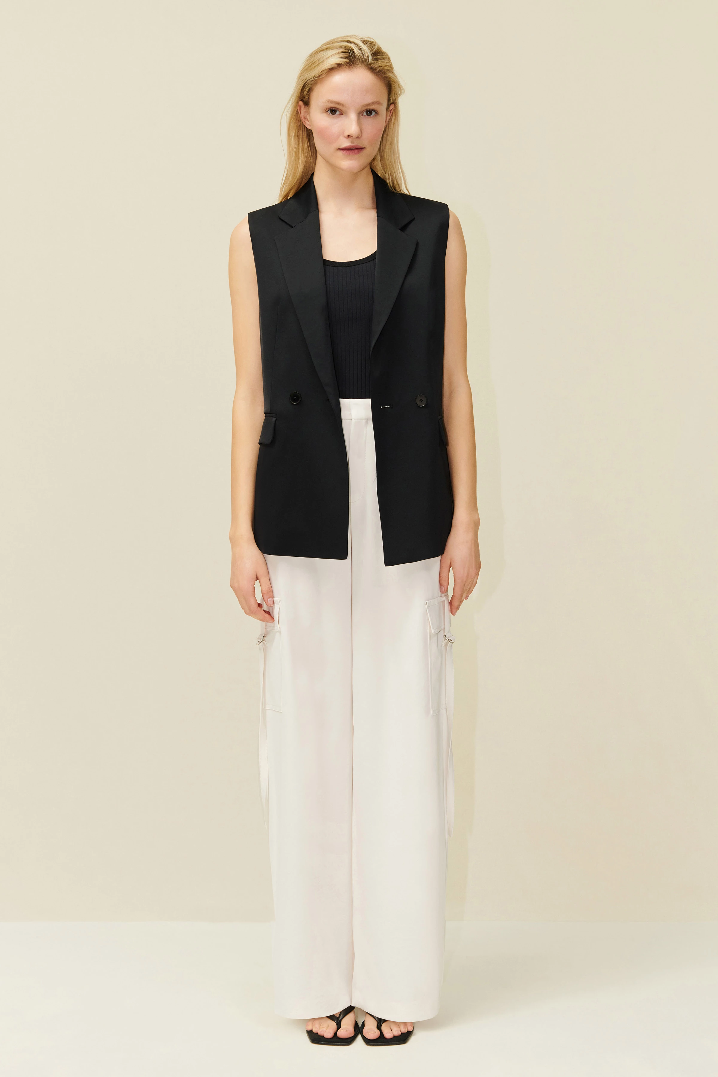 HAINAULT - Ärmelloser Zweireiher aus luxuriösem Satin - Damen - schwarz - Ganzkörper-Frontansicht