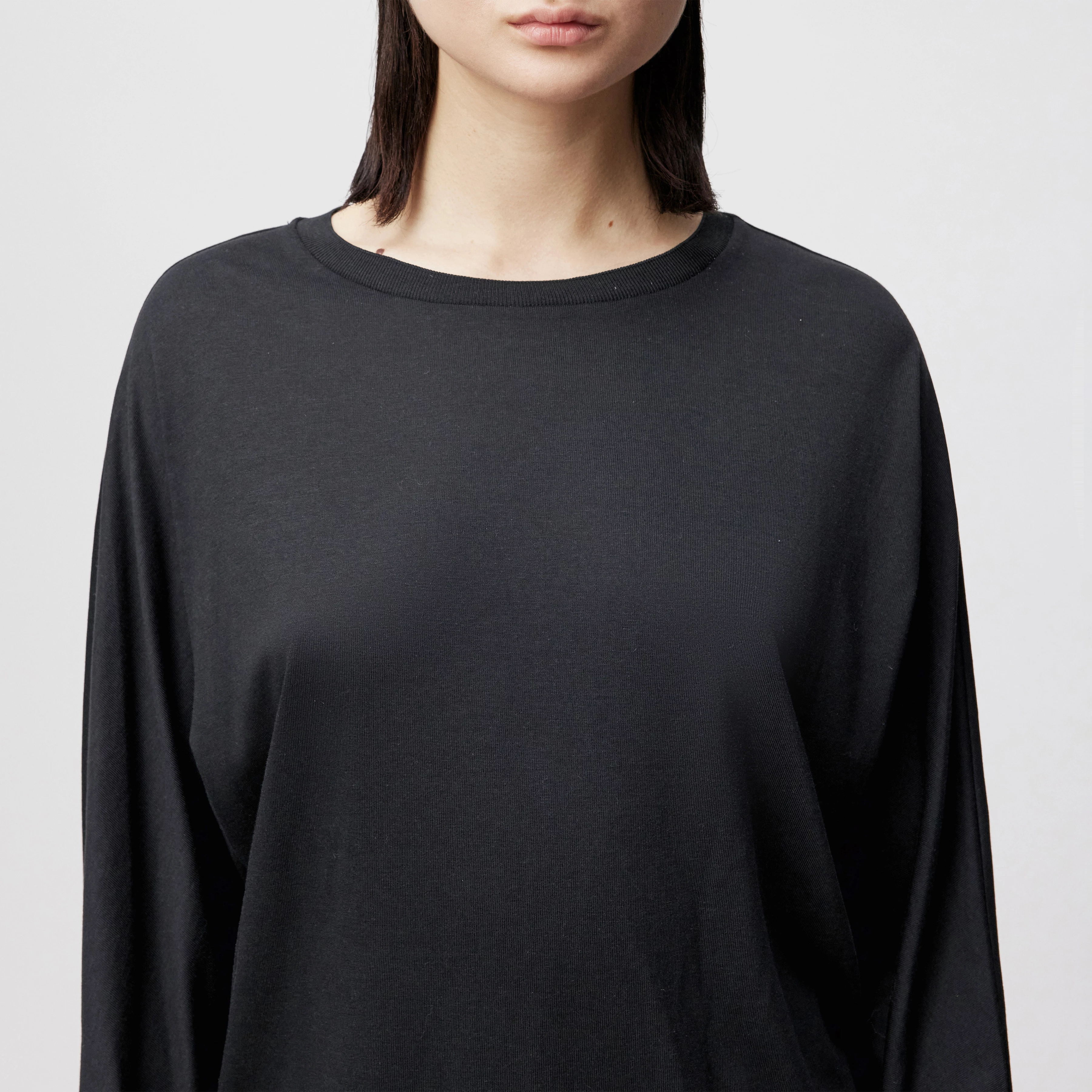 SOMEJA - Batwing long-sleeved top in lyocell-cotton blend - women - Natural Aluminium - Detailansicht am Model