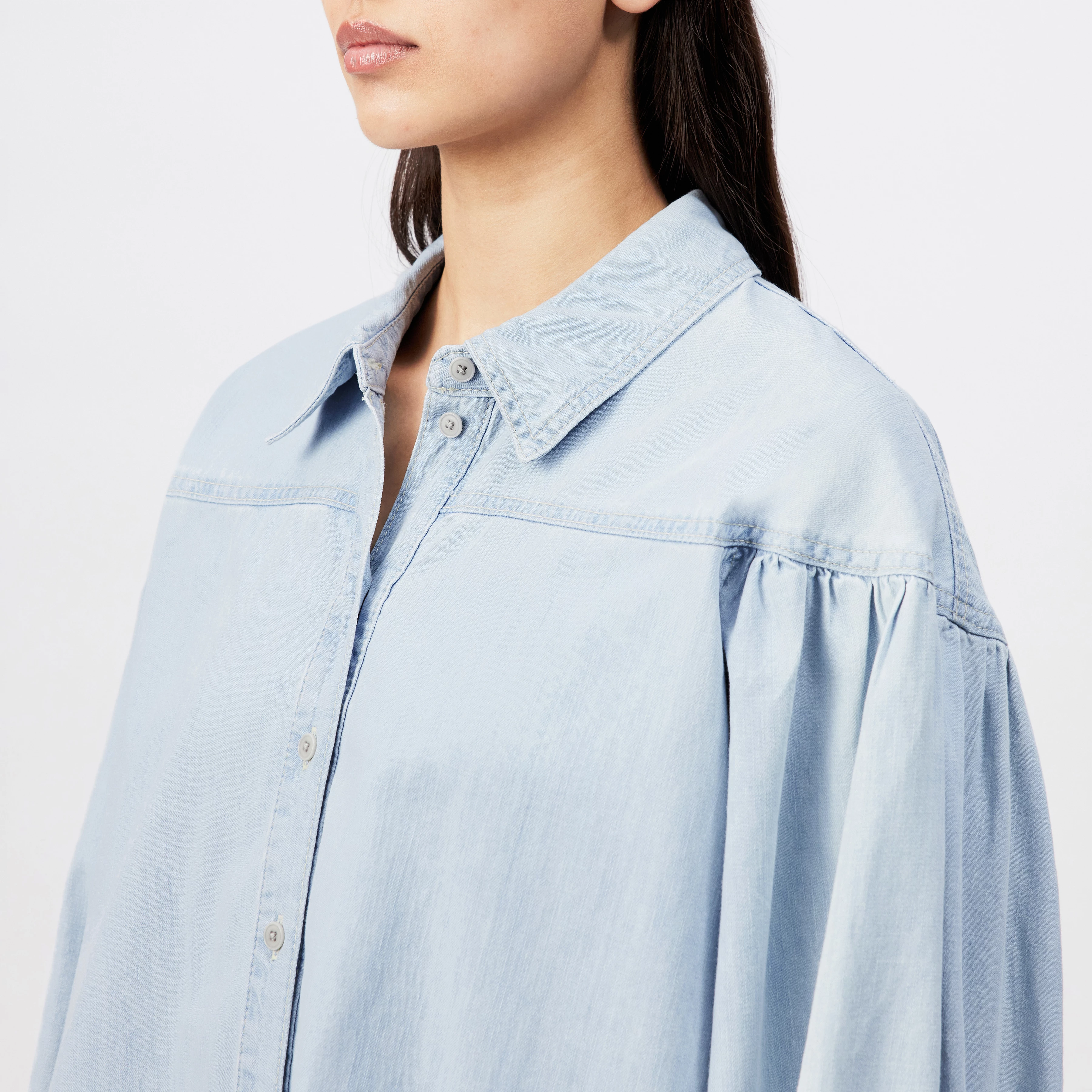 SELENI - Hemdbluse in reiner Baumwolle - Damen - blau - Detailansicht am Model