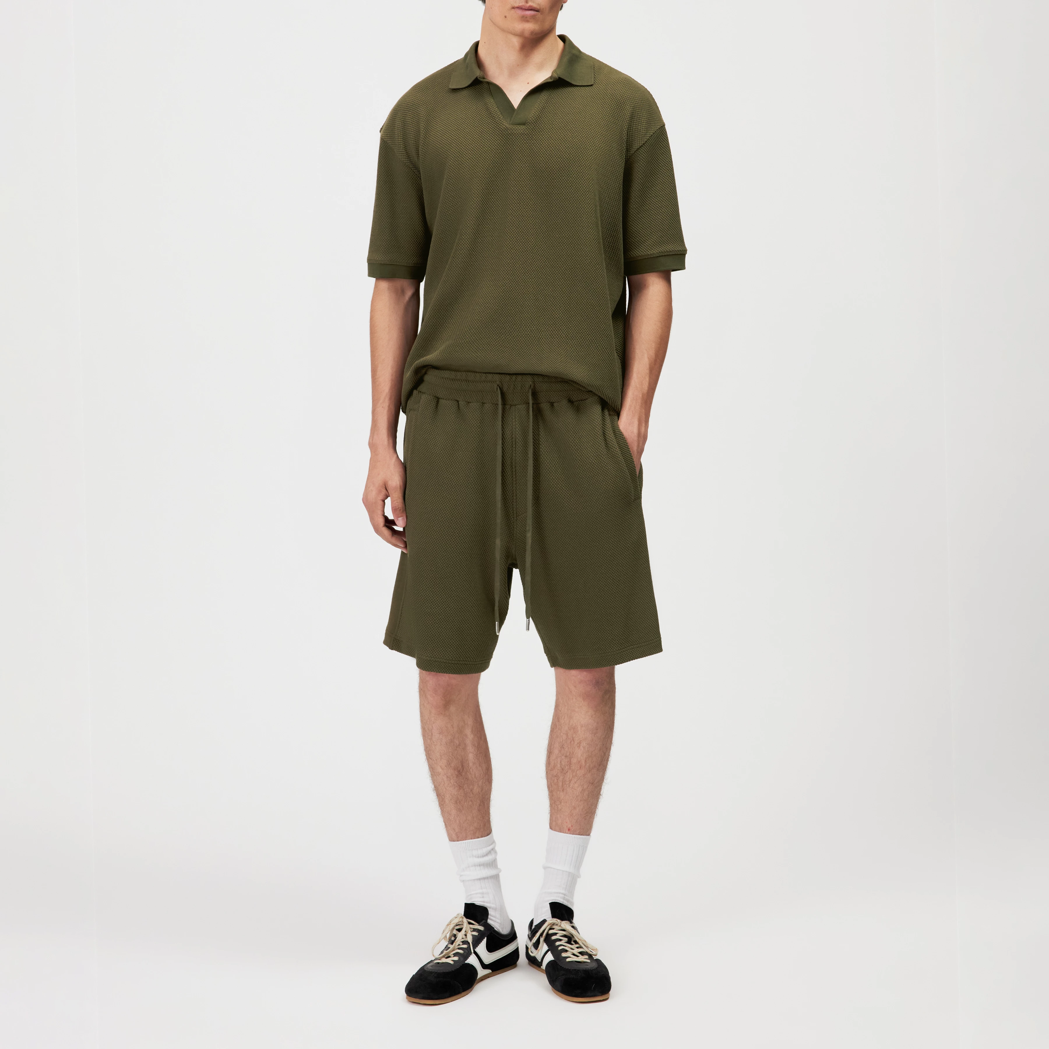 BRIKKO - Casual Shorts in Heavy Jersey - Herren - grün - Ganzkörper-Frontansicht
