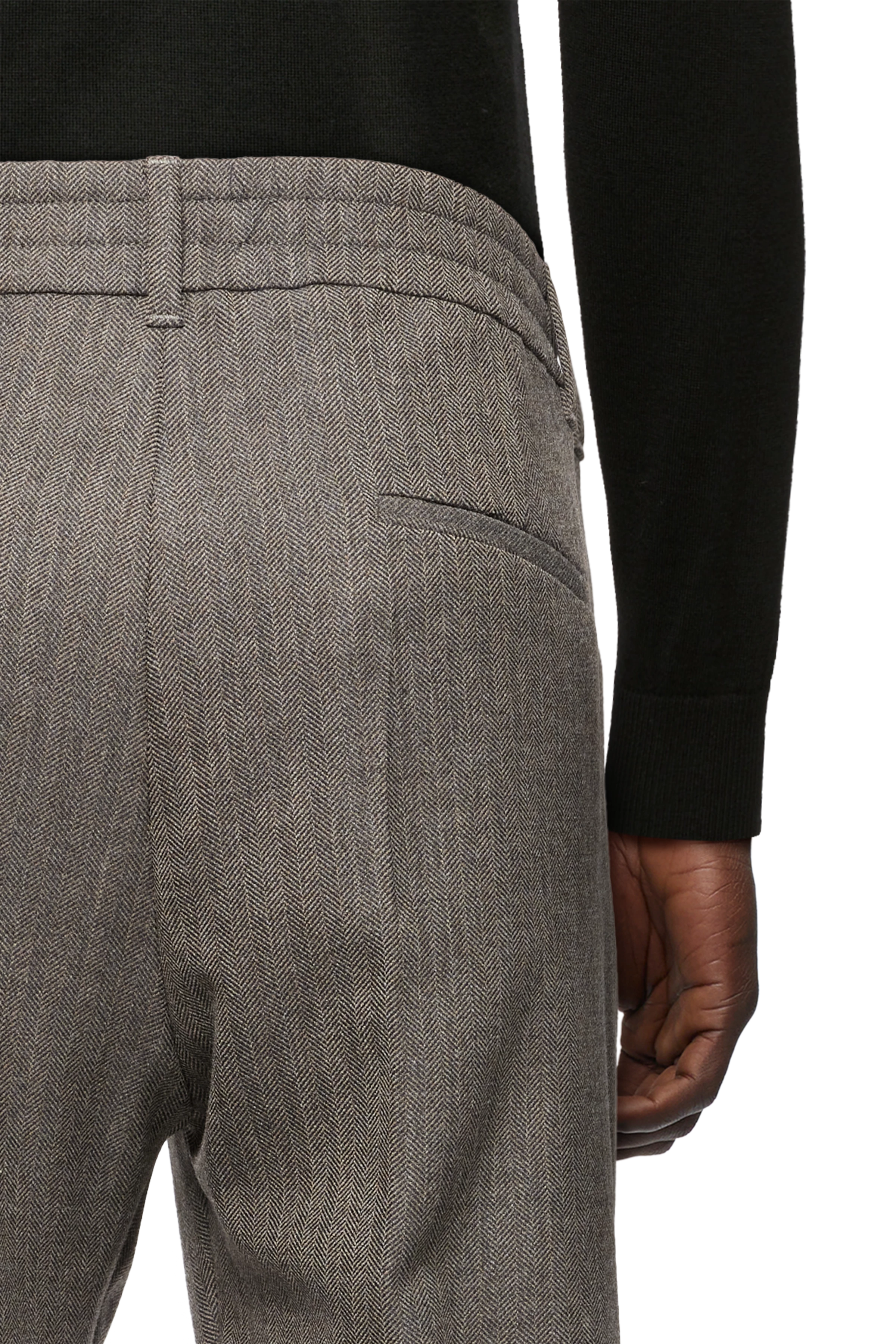 CHASY - Pantalon casual à pinces en flanelle Herringbone - men - marron - Detailansicht am Model