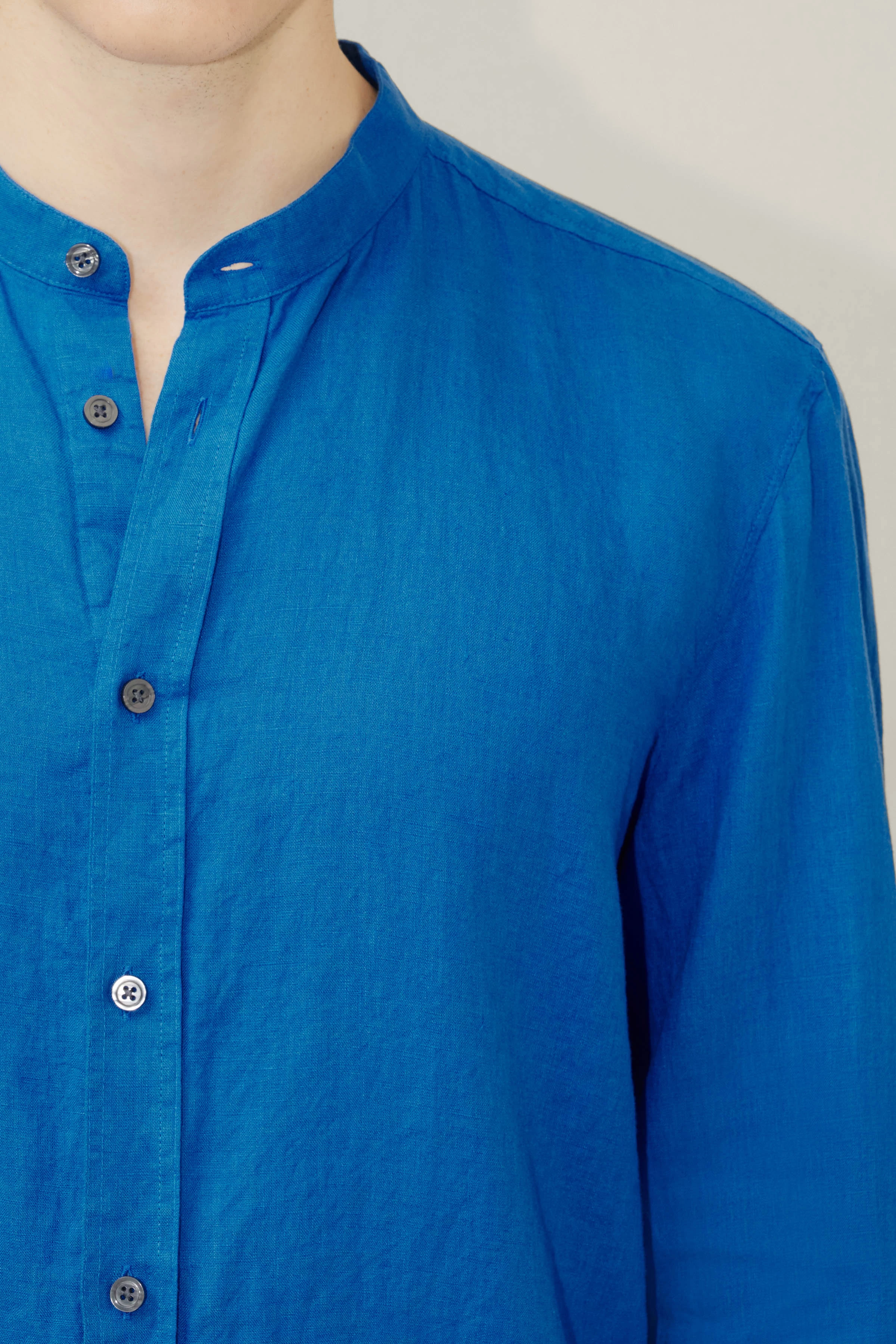 TAROK - pure linen shirt with stand up collar - men - blue - Seitenansicht
