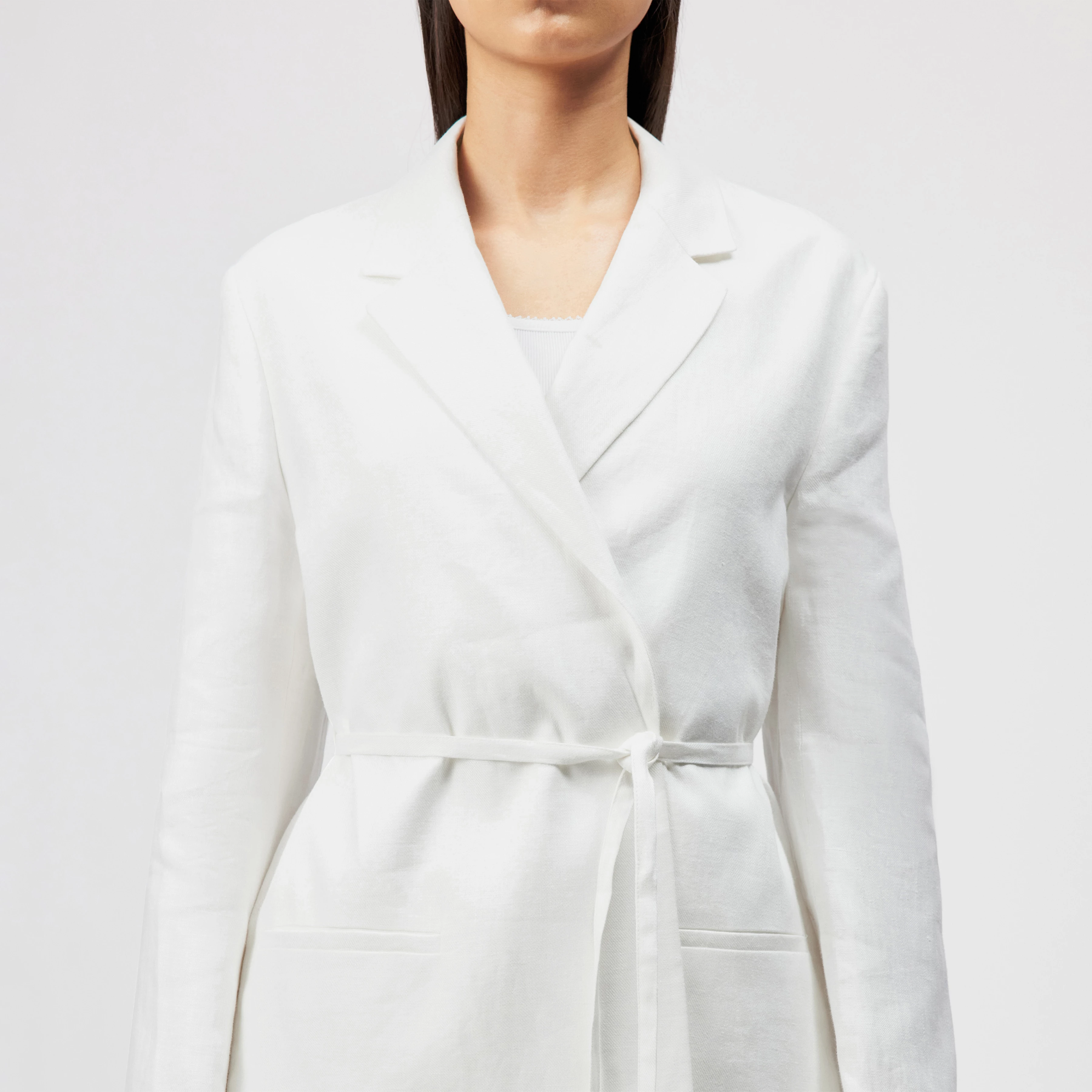 WINCHAM - Pure linen blazer with tie belt - women - off white - Detailansicht am Model