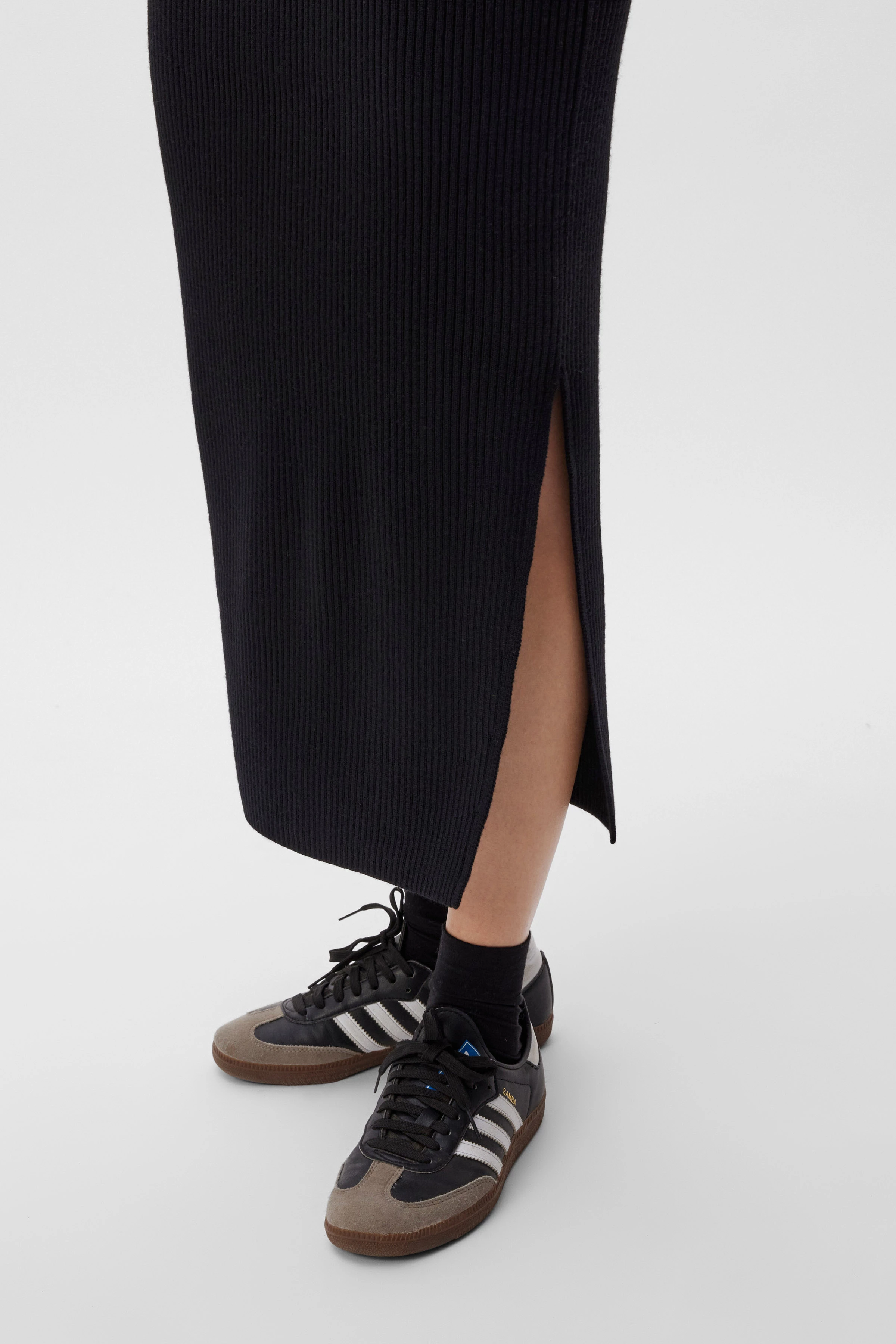 LYANNA - Knitted skirt in merino wool - women - black - Seitenansicht