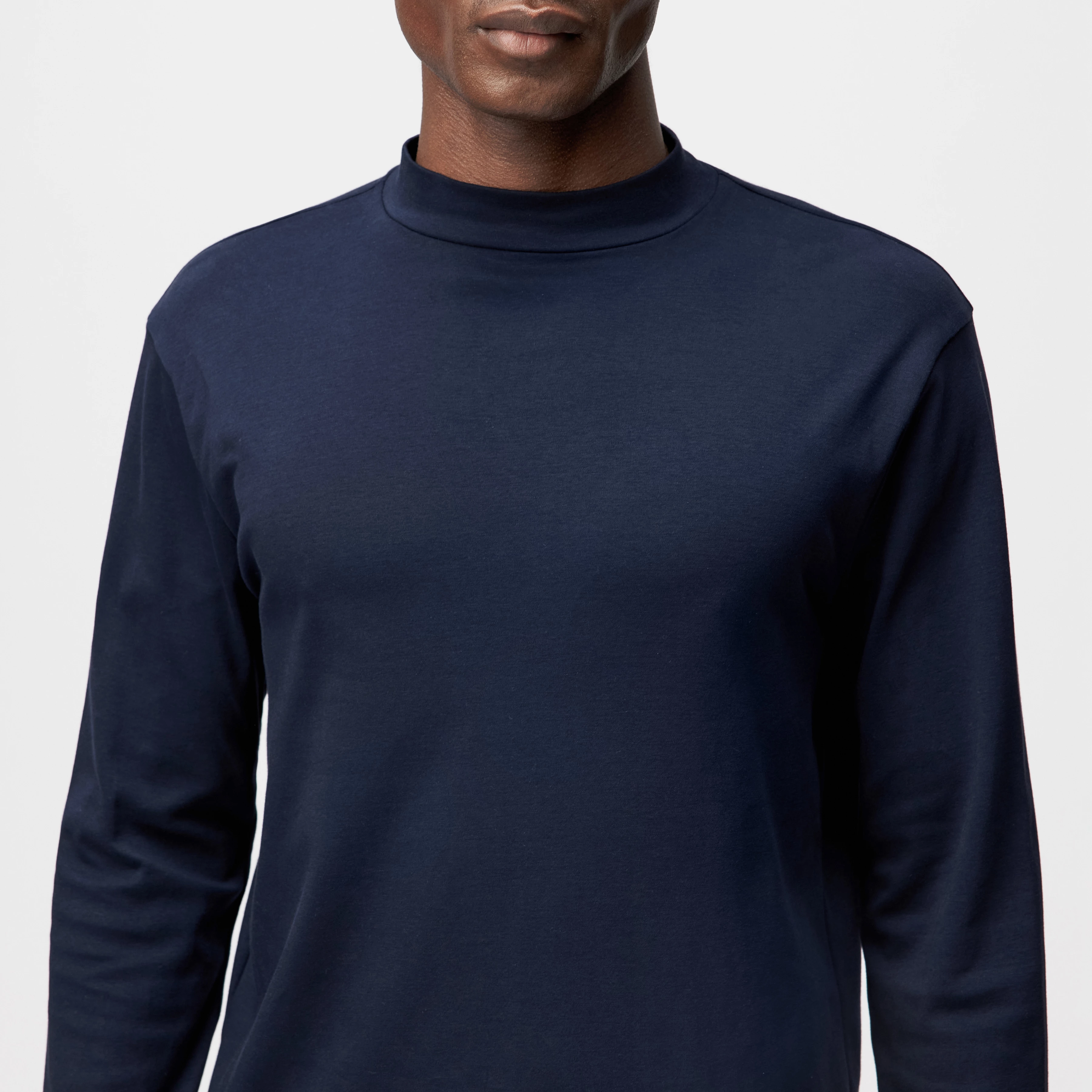 MORITZO - Longsleeve mit Stehkragen in elastischer Baumwolle - Herren - blau - Detailansicht am Model
