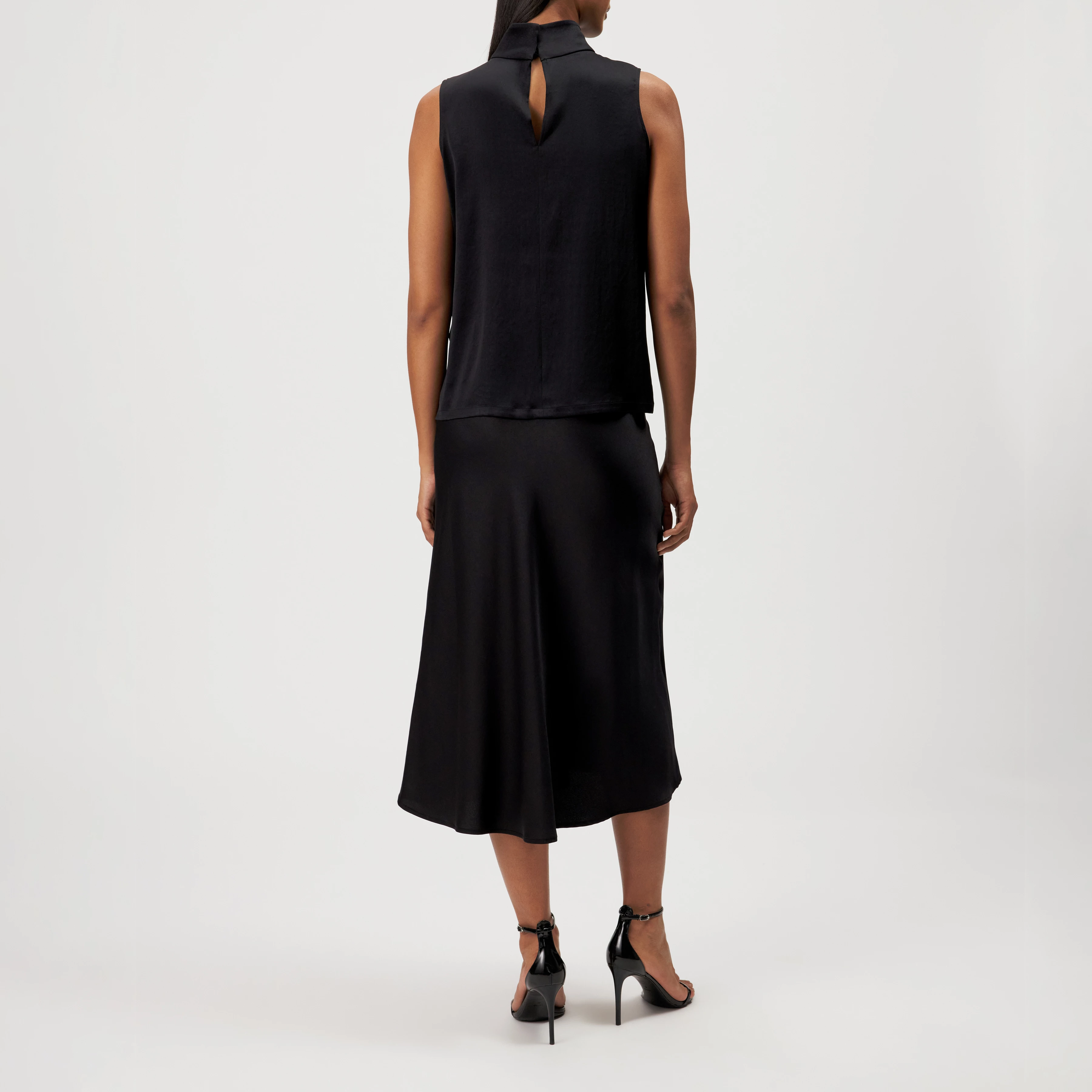 HALIRA - Top blouse en satin à col montant - women - noir - Rückansicht