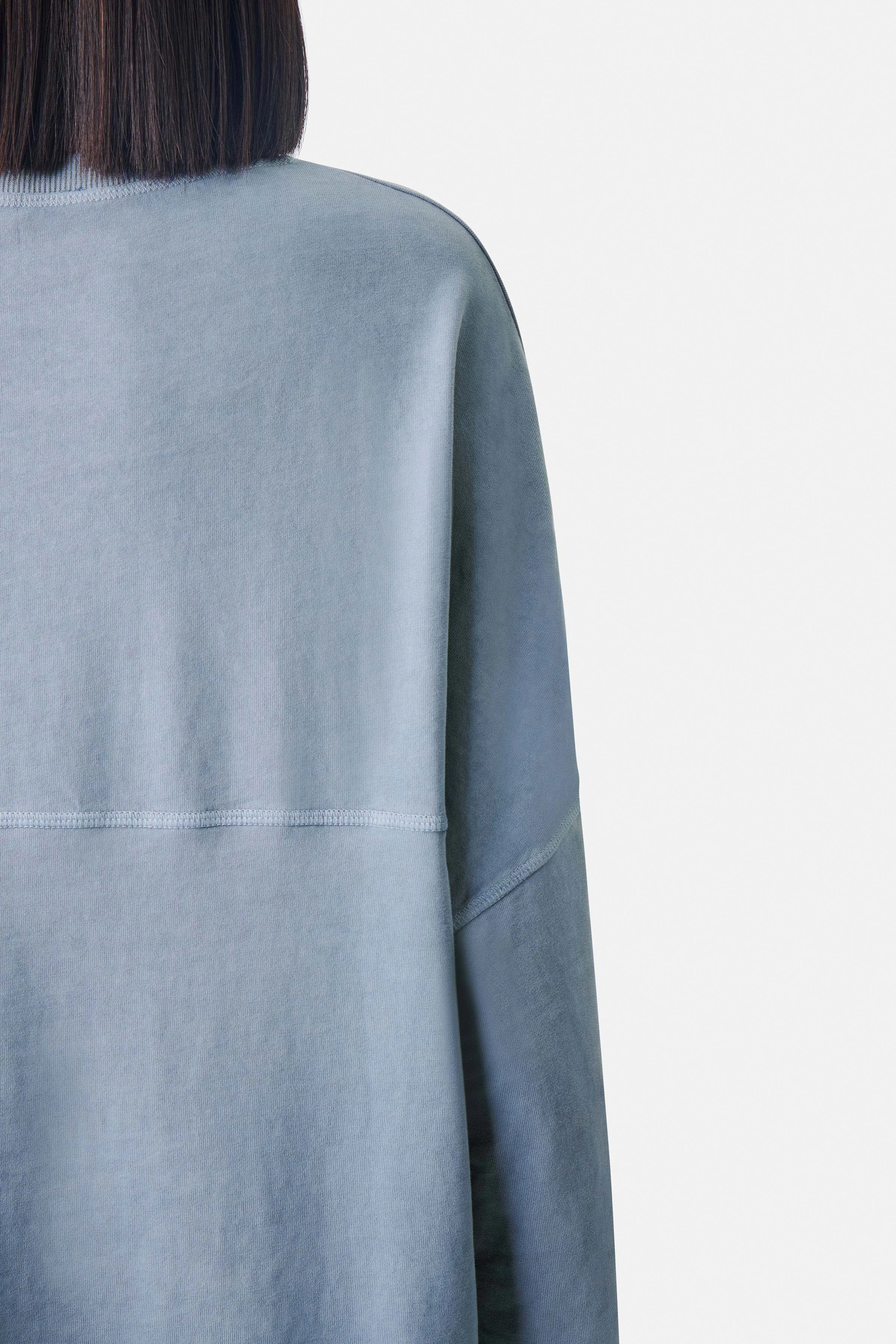 LUNAIA - oversized sweatshirt in a washed look - women - blue - Detailansicht am Model