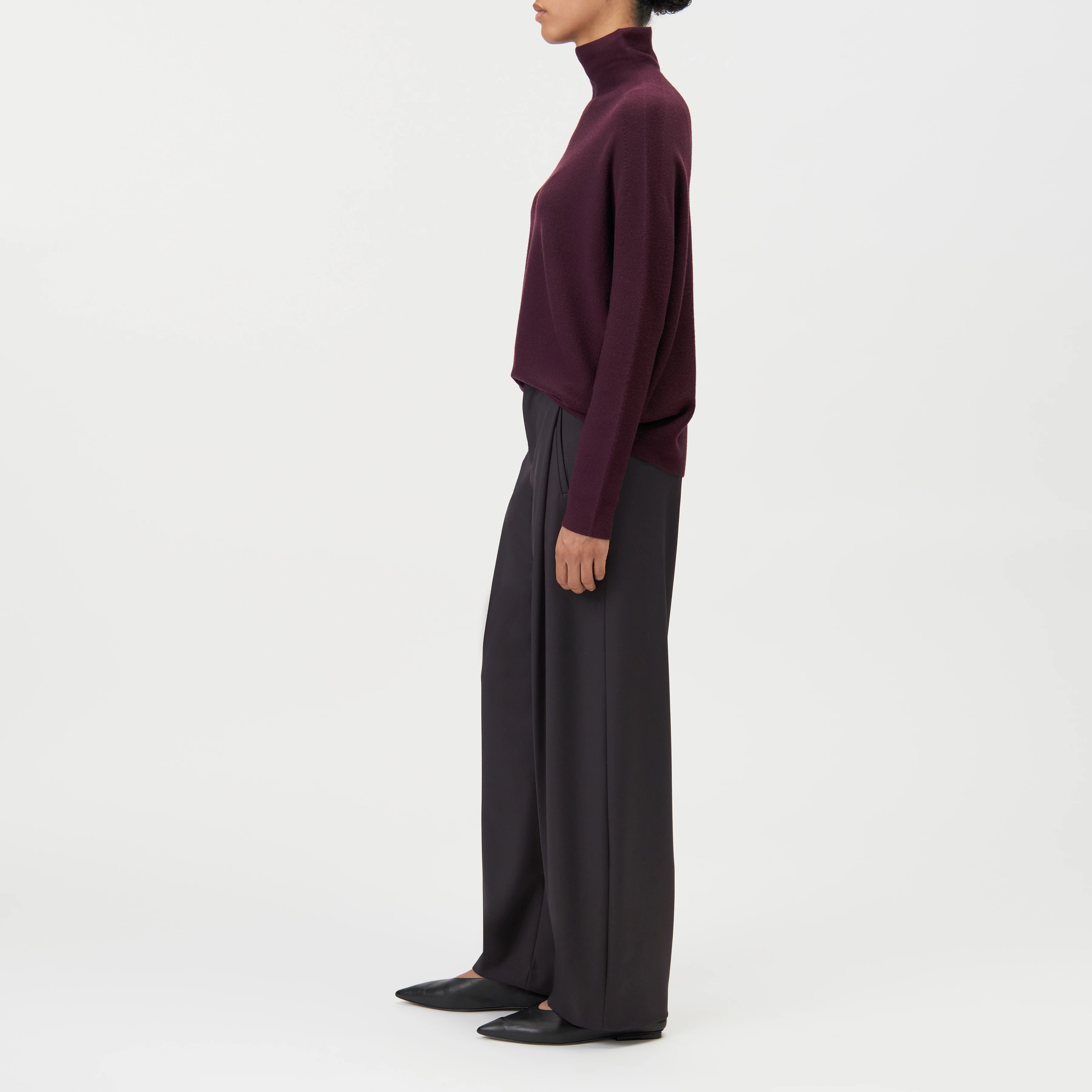 LIORA - Egg-shape turtleneck jumper in 100% merino wool - women - red - Seitenansicht