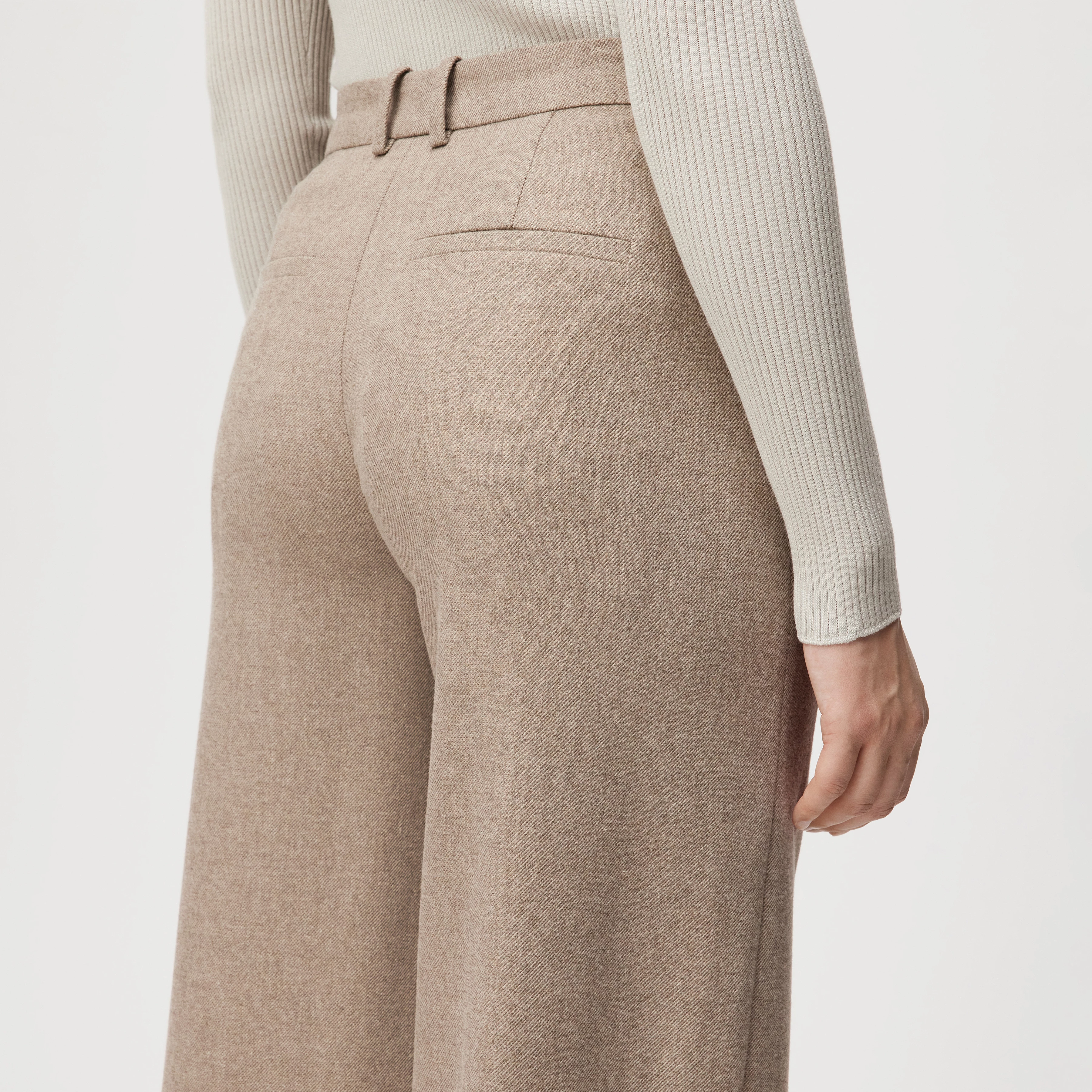 DESK - Hose mit Barrel-Leg in Woll-Mix - Damen - beige - Detailansicht am Model