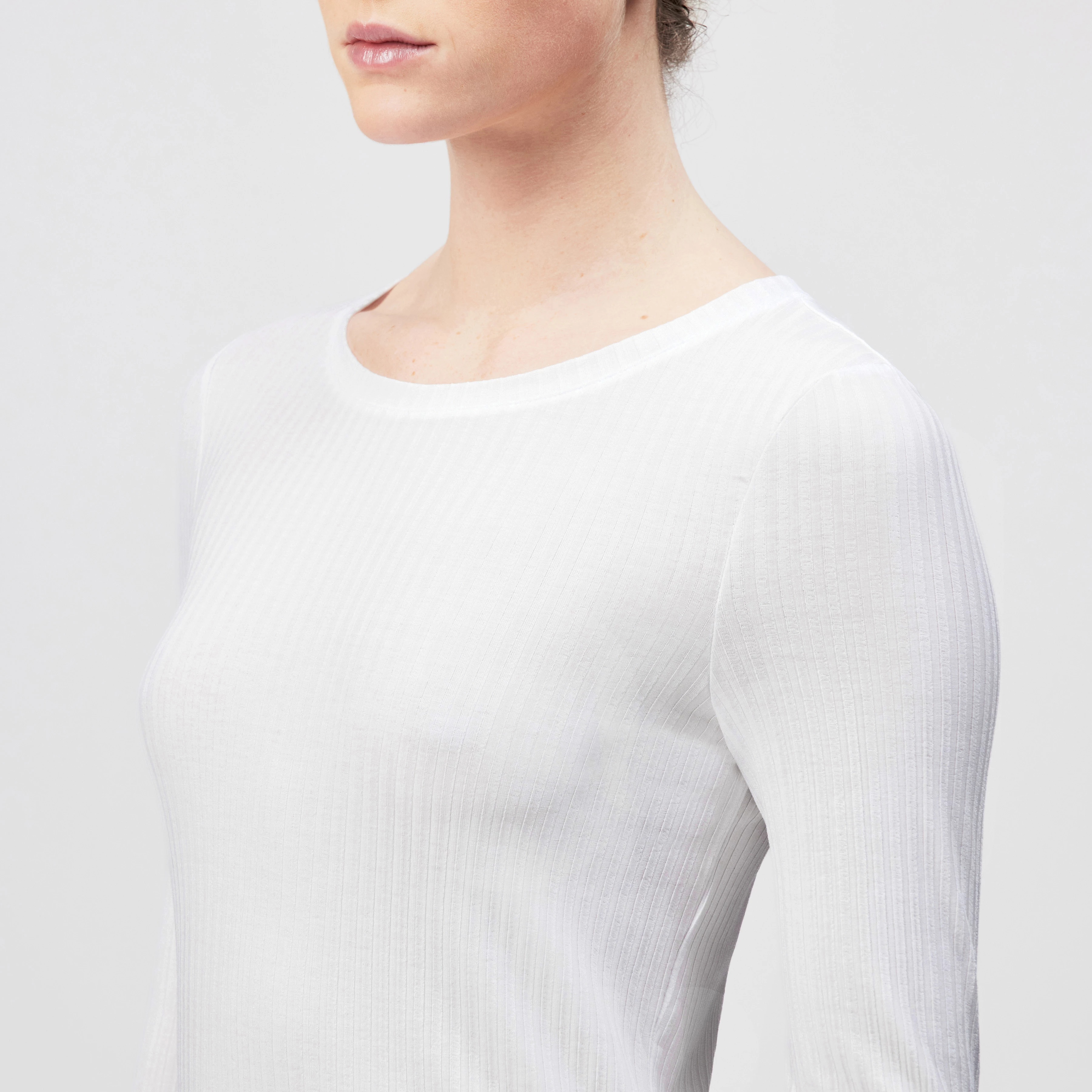 HEJUNO - Slim fit ribbed jersey long-sleeve shirt - women - white - Detailansicht am Model