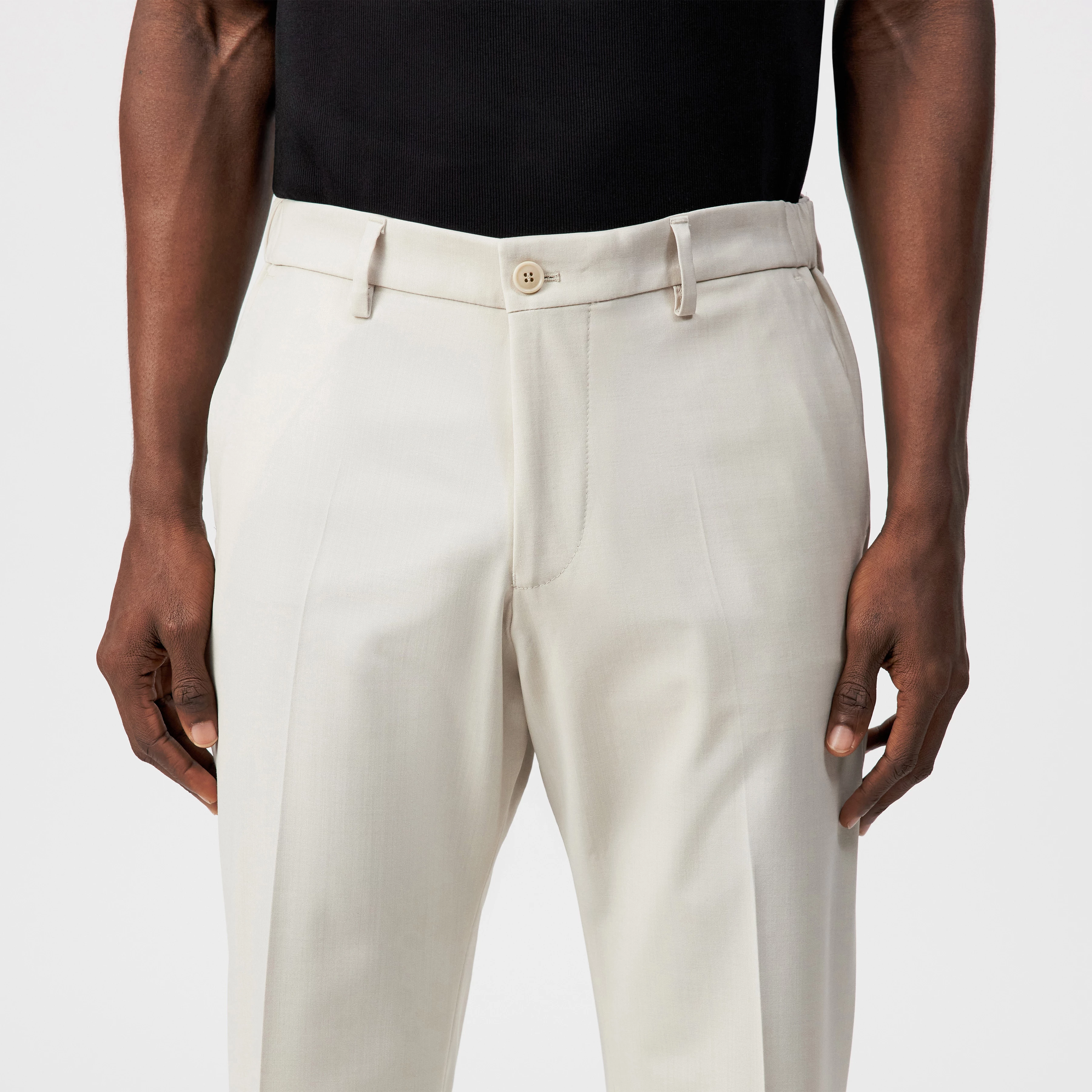 AJEND_RGLR - Tailored trousers in wool blend - men - beige - Detailansicht am Model