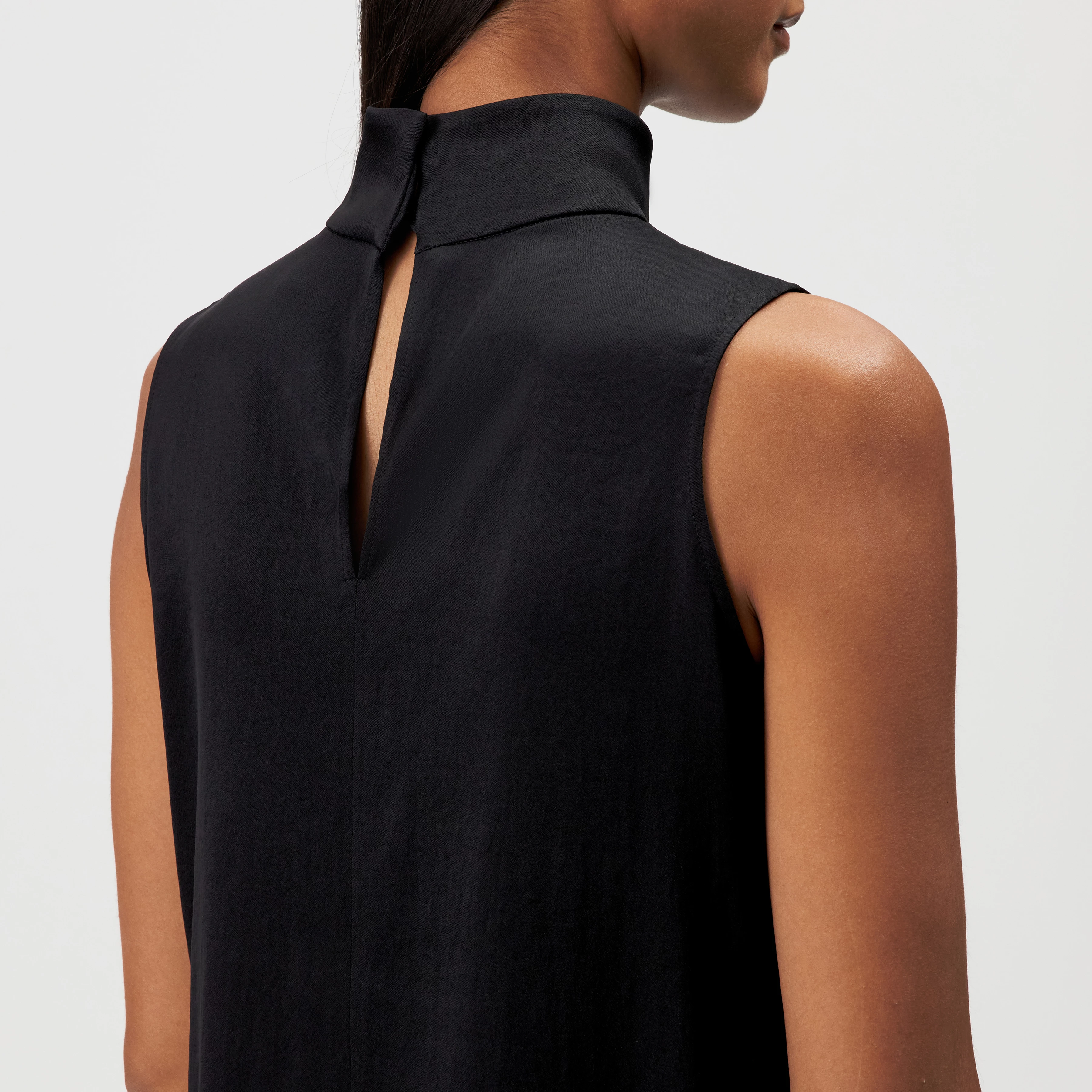 HALIRA - Top blouse en satin à col montant - women - noir - Detailansicht am Model