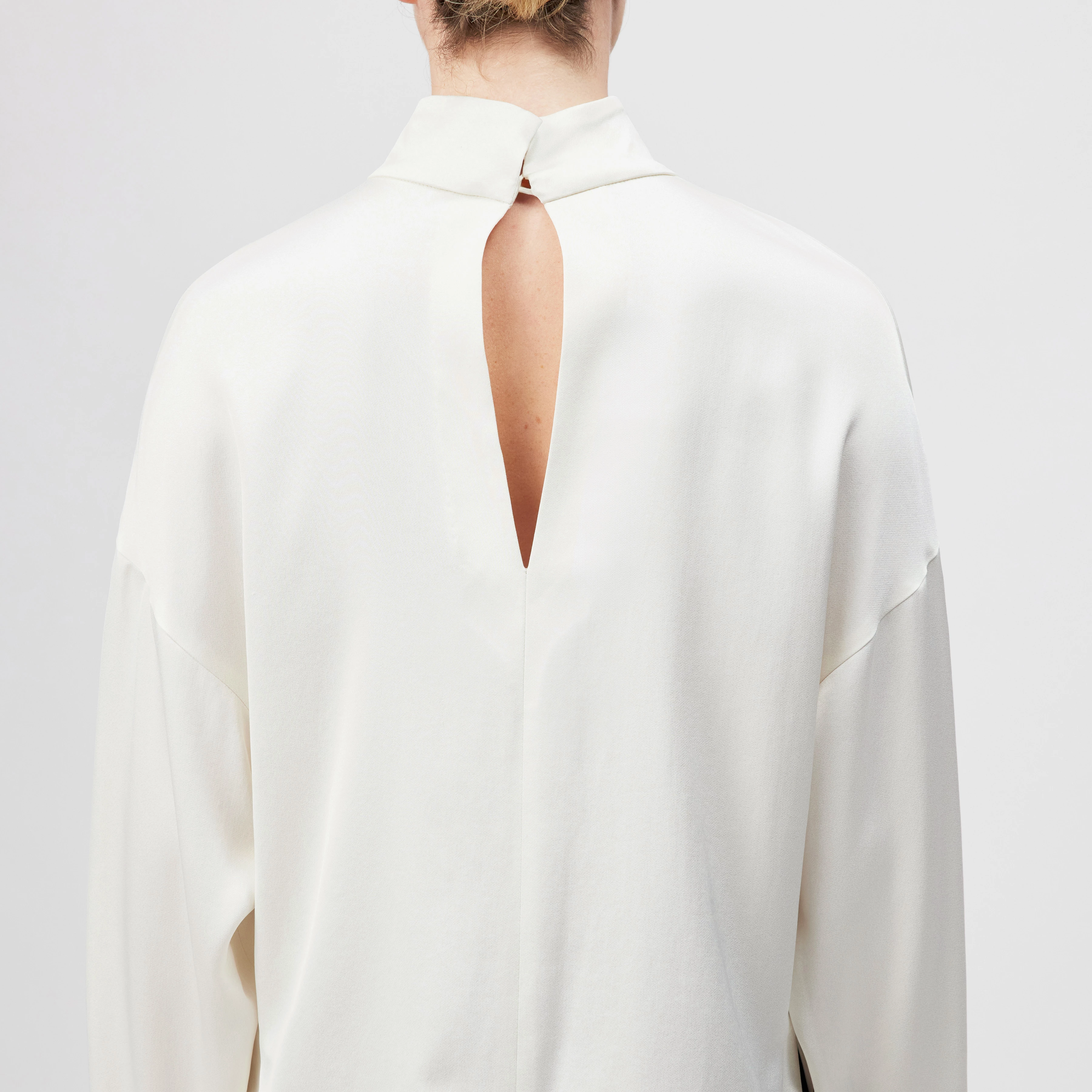 ALVARA - Satin blouse with stand-up collar - women - off white - Detailansicht am Model