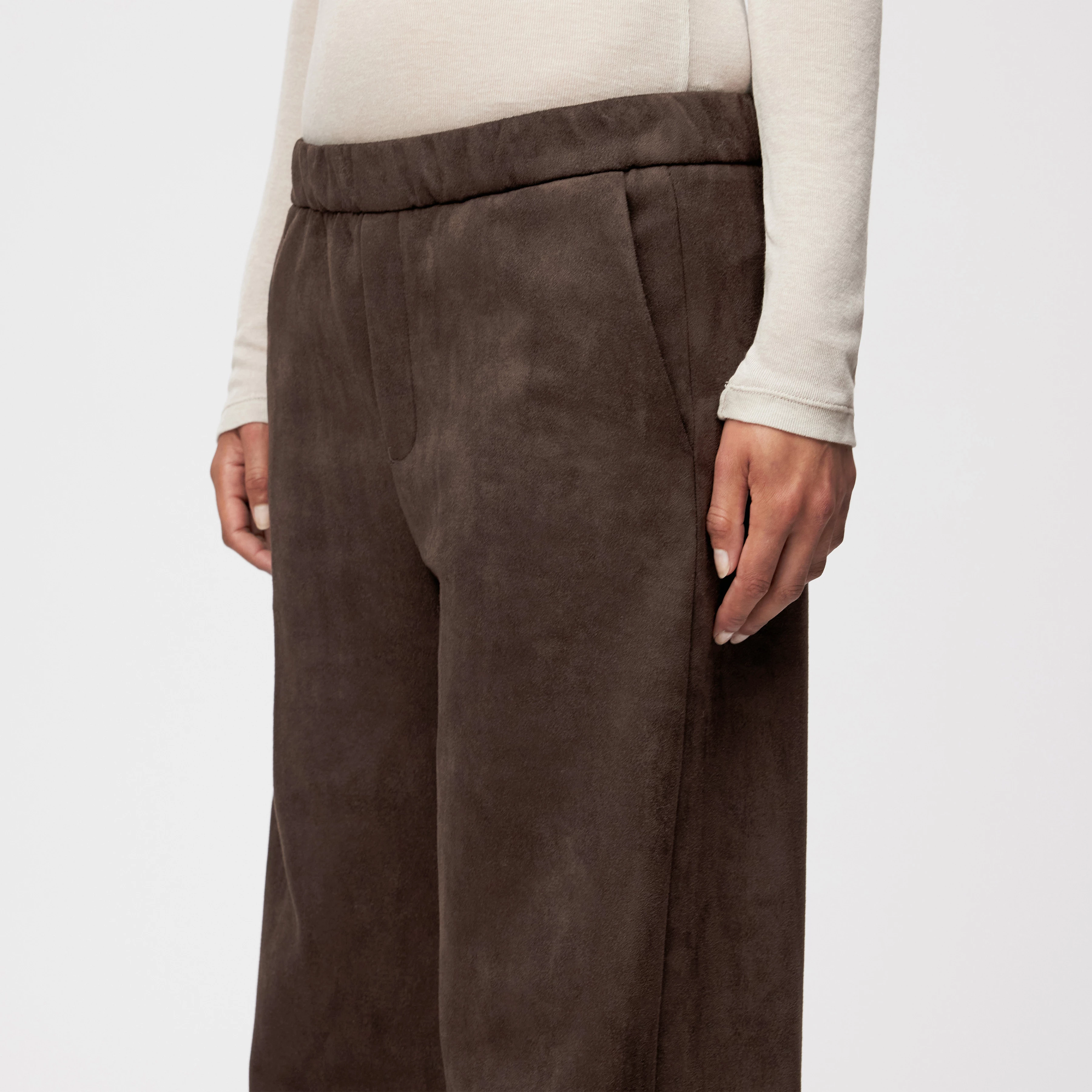 CONSIDER - Schlupfhose mit Barrel-Leg in Veloursleder-Optik - Damen - braun - Detailansicht am Model