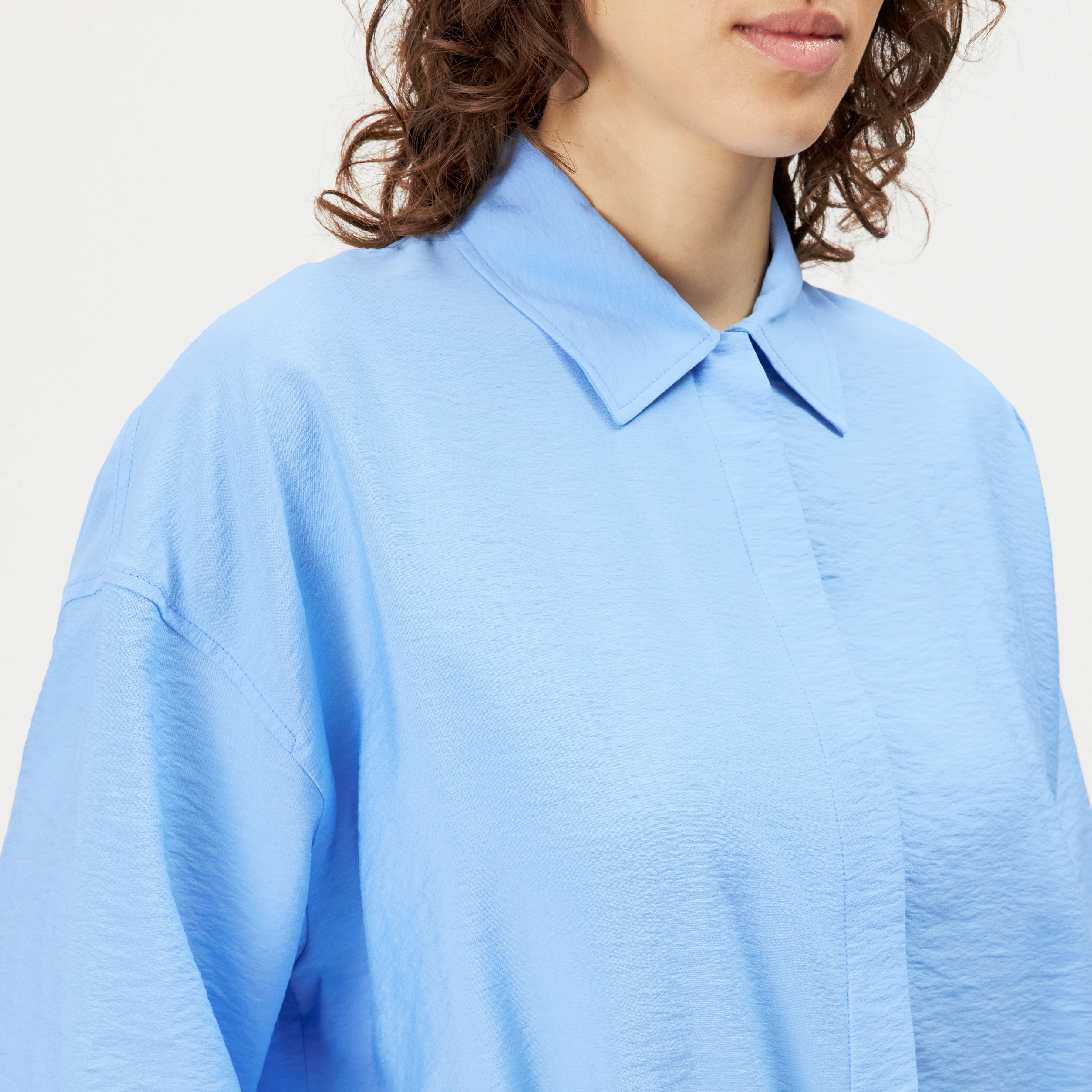 LAINAY - Cropped blouse in flowing viscose - women - blue - Detailansicht am Model