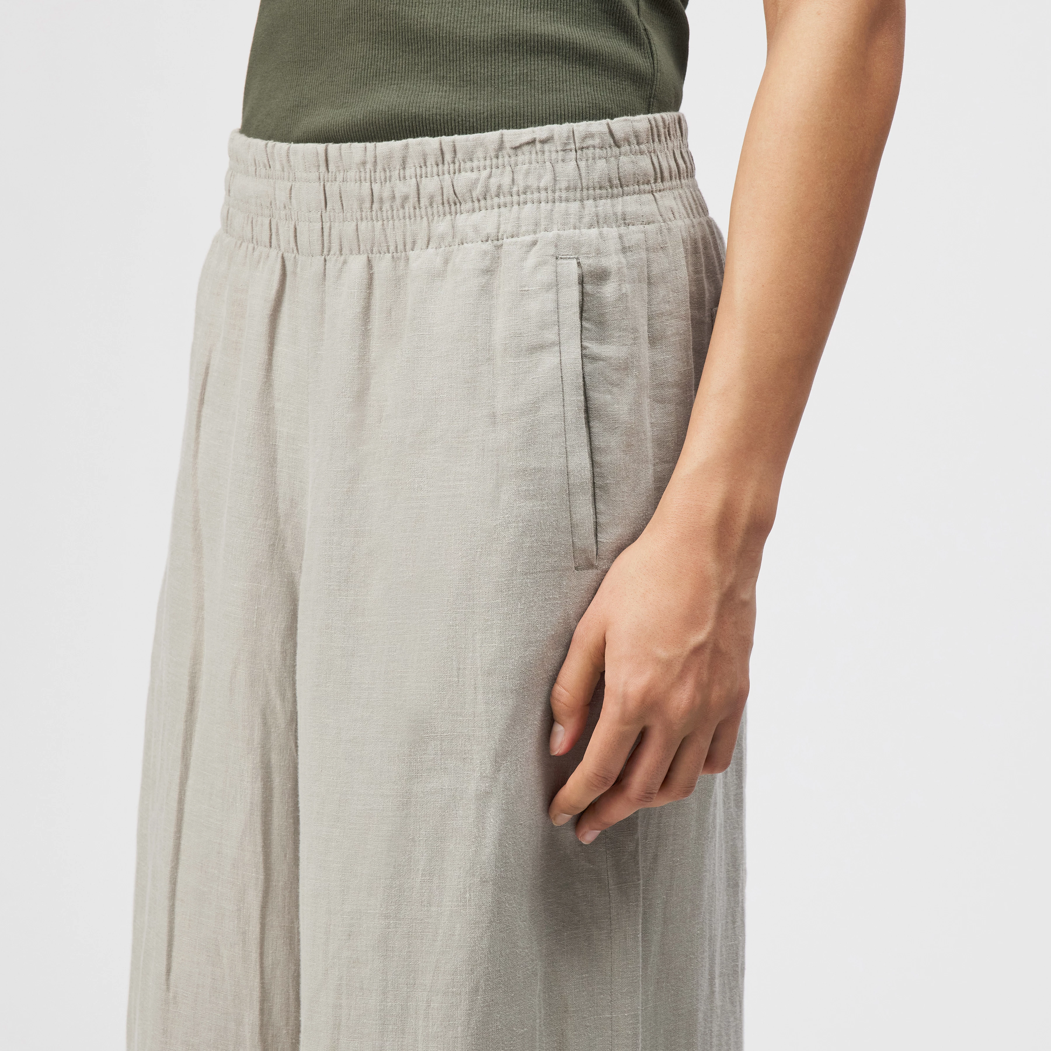 CEILING - Weite Hose in Leinen - Damen - grün - Detailansicht am Model