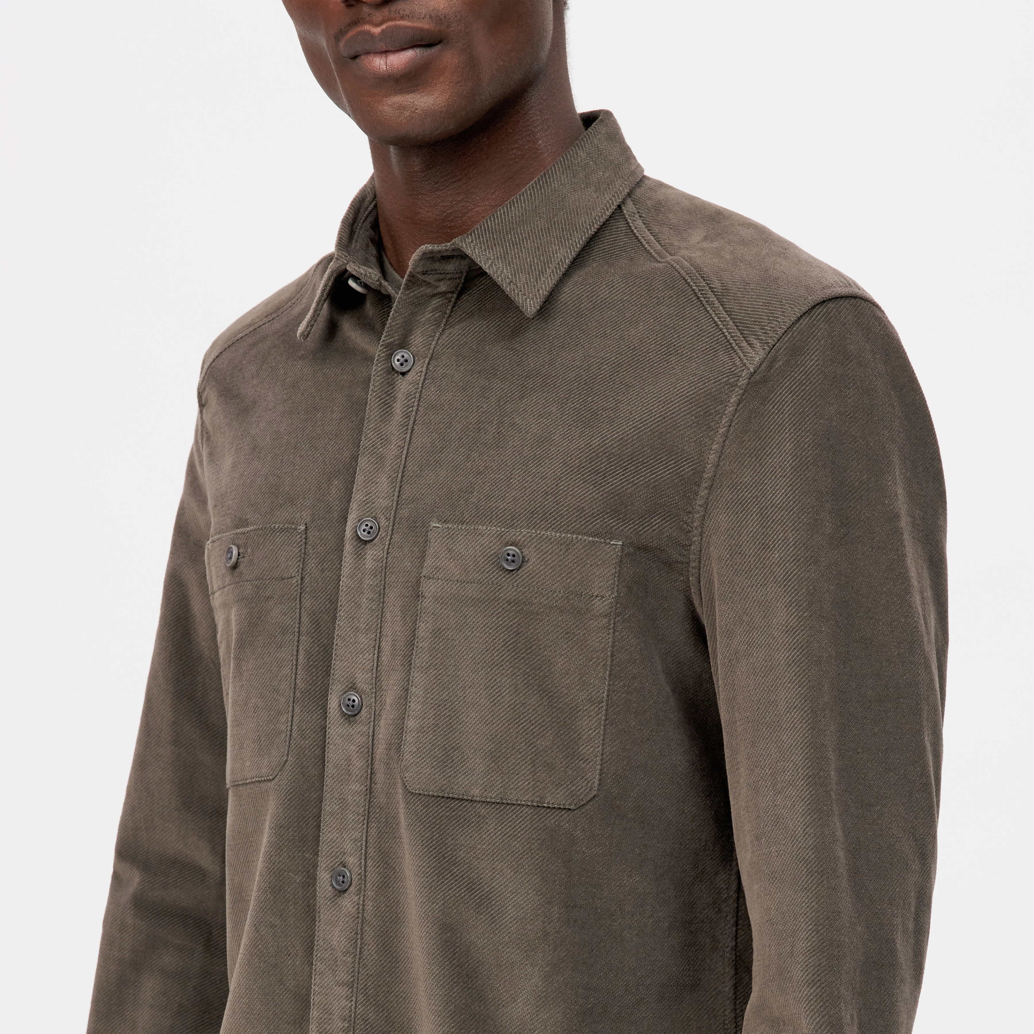 NOWEN - Workwear-inspired shirt in velvet - men - green - Detailansicht am Model