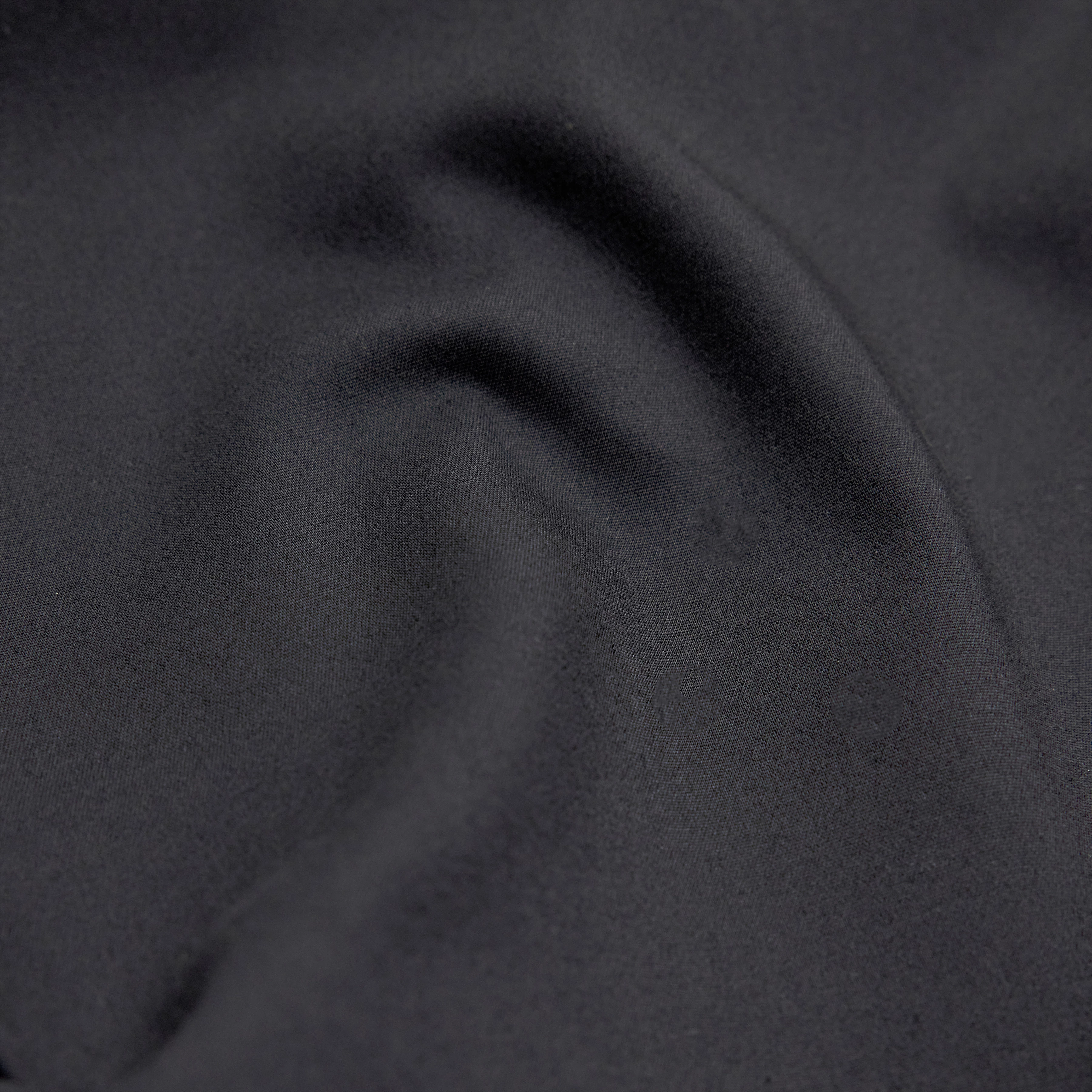 DEVYN - Trousers with D-ring detail in techno stretch satin - men - Natural Aluminium - Materialbild (B2C)