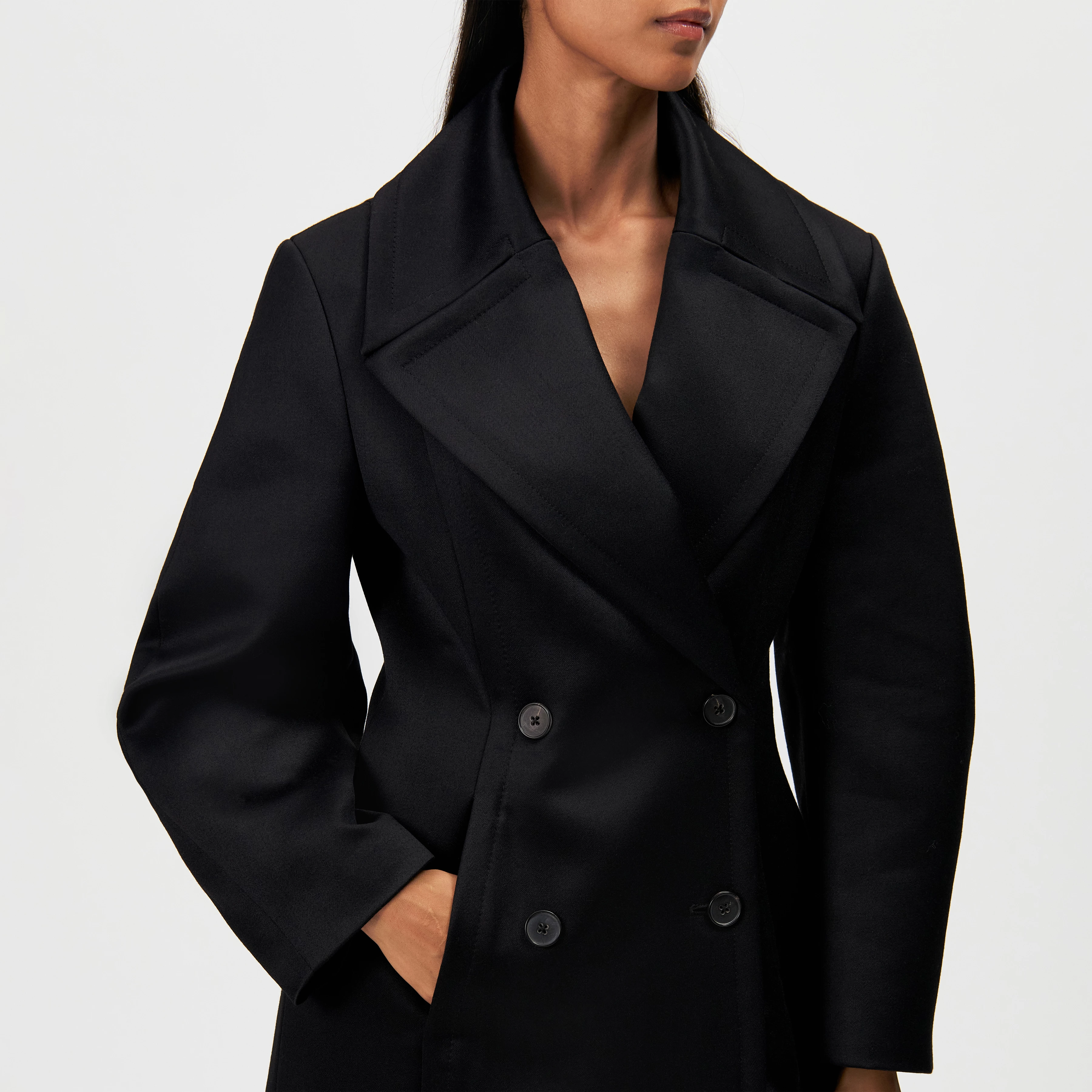 RISELY - Long double-breasted pure new wool coat - women - black - Detailansicht am Model