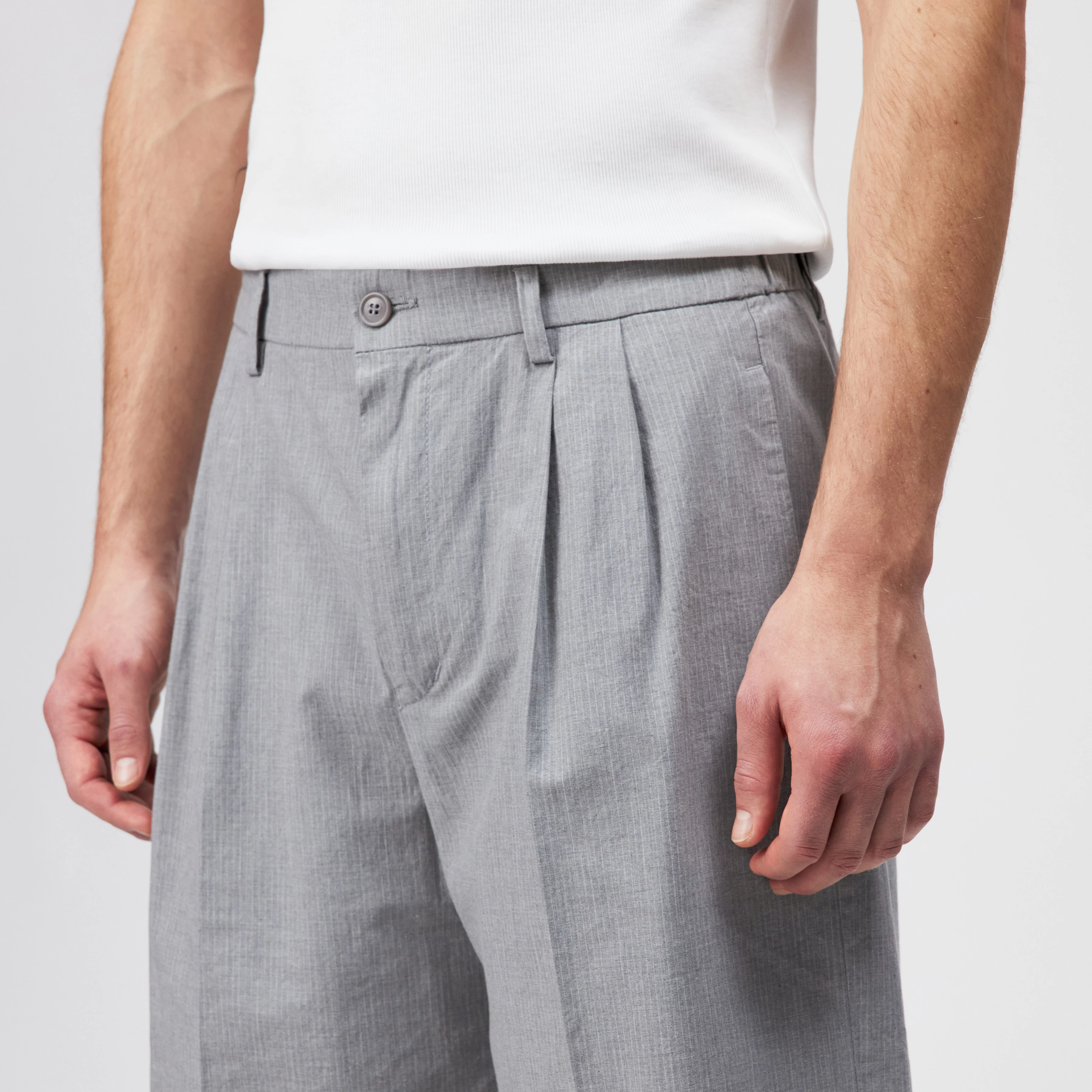 ROCABO - Bundfalten Short in reiner Baumwolle - Herren - grau - Detailansicht am Model