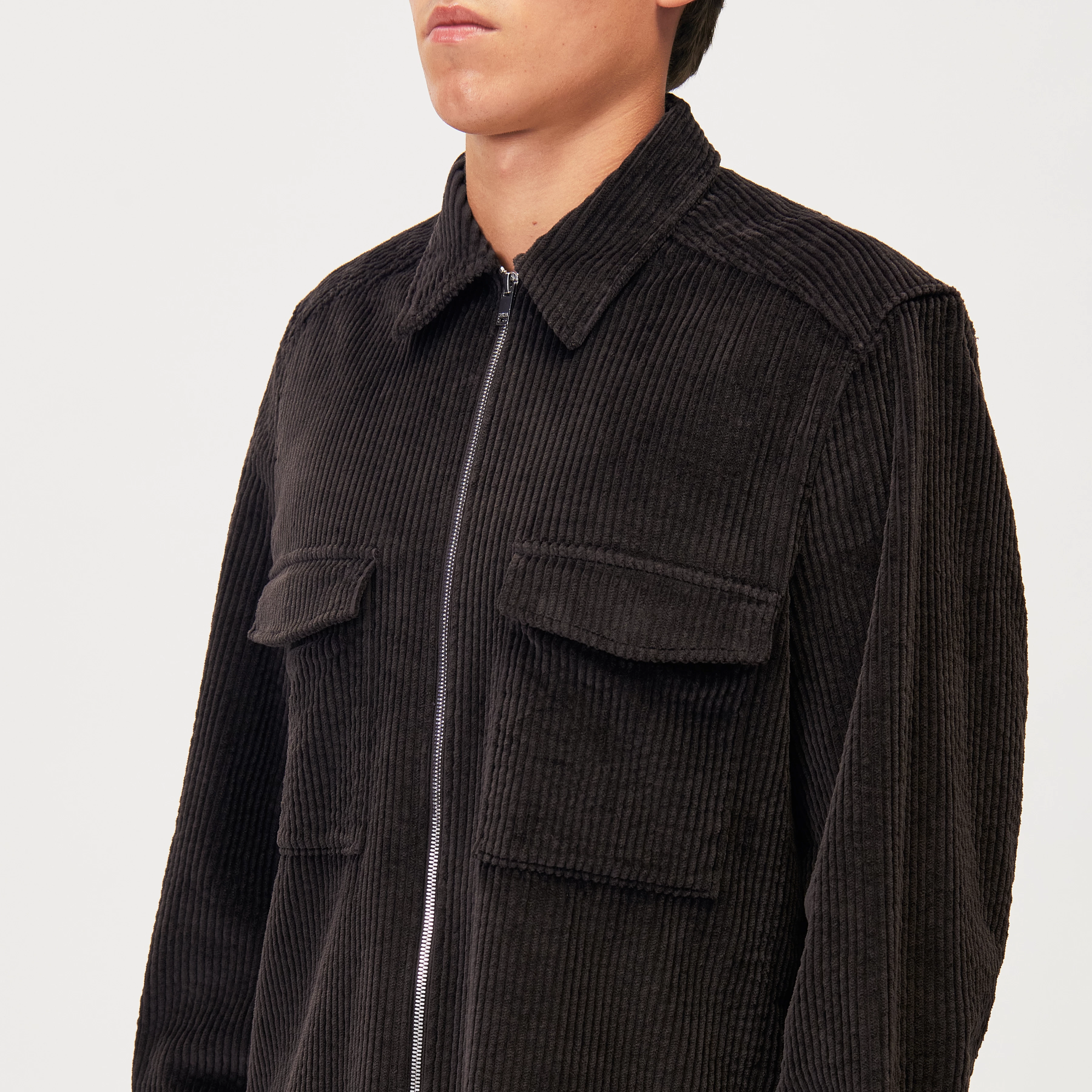 GUNRAY_Z - Relaxed Fit Overshirt in Breitcord - Herren - braun - Detailansicht am Model