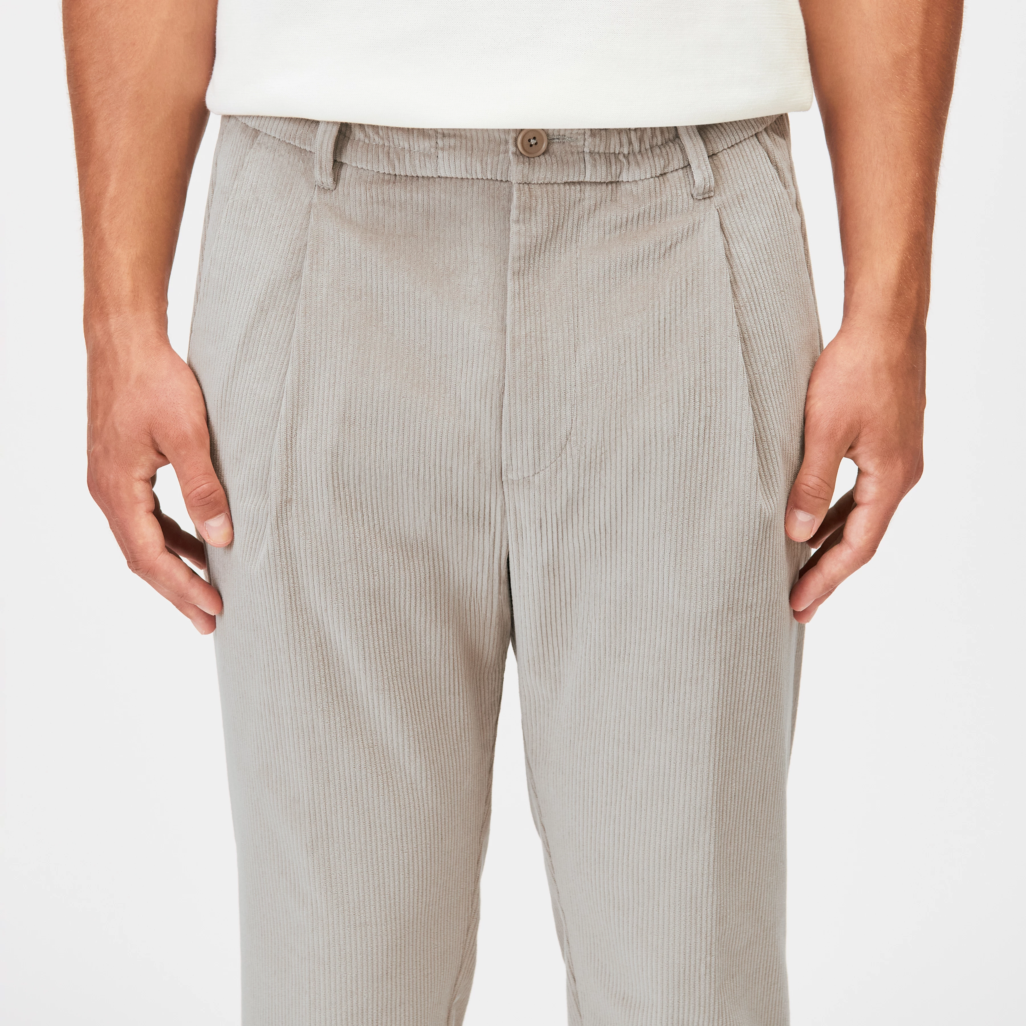 CHASY - Hose mit Bundfalte in feiner Cordstruktur - Herren - beige - Detailansicht am Model