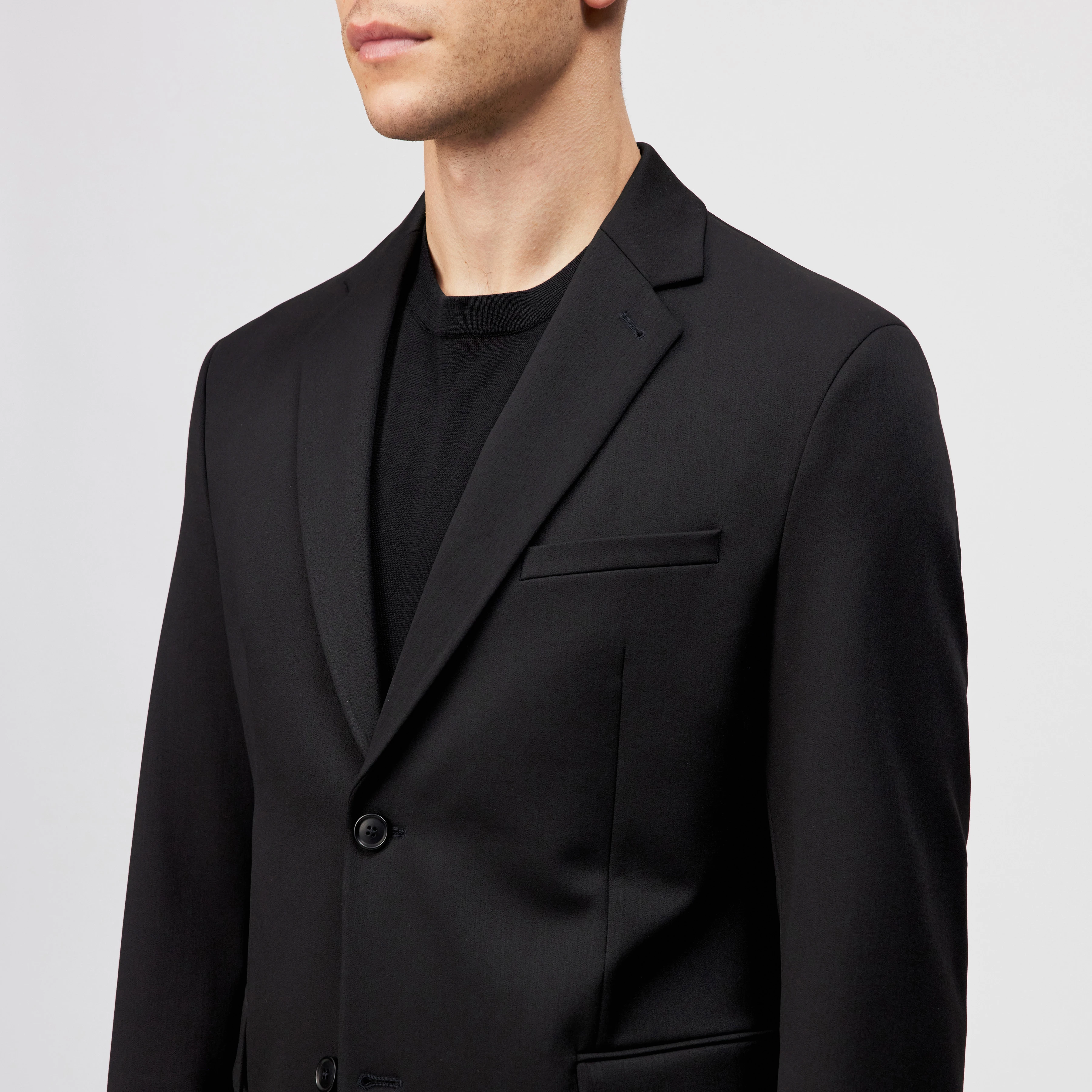 YAMES - Veste ajustée en tissu technique - men - noir - Detailansicht am Model