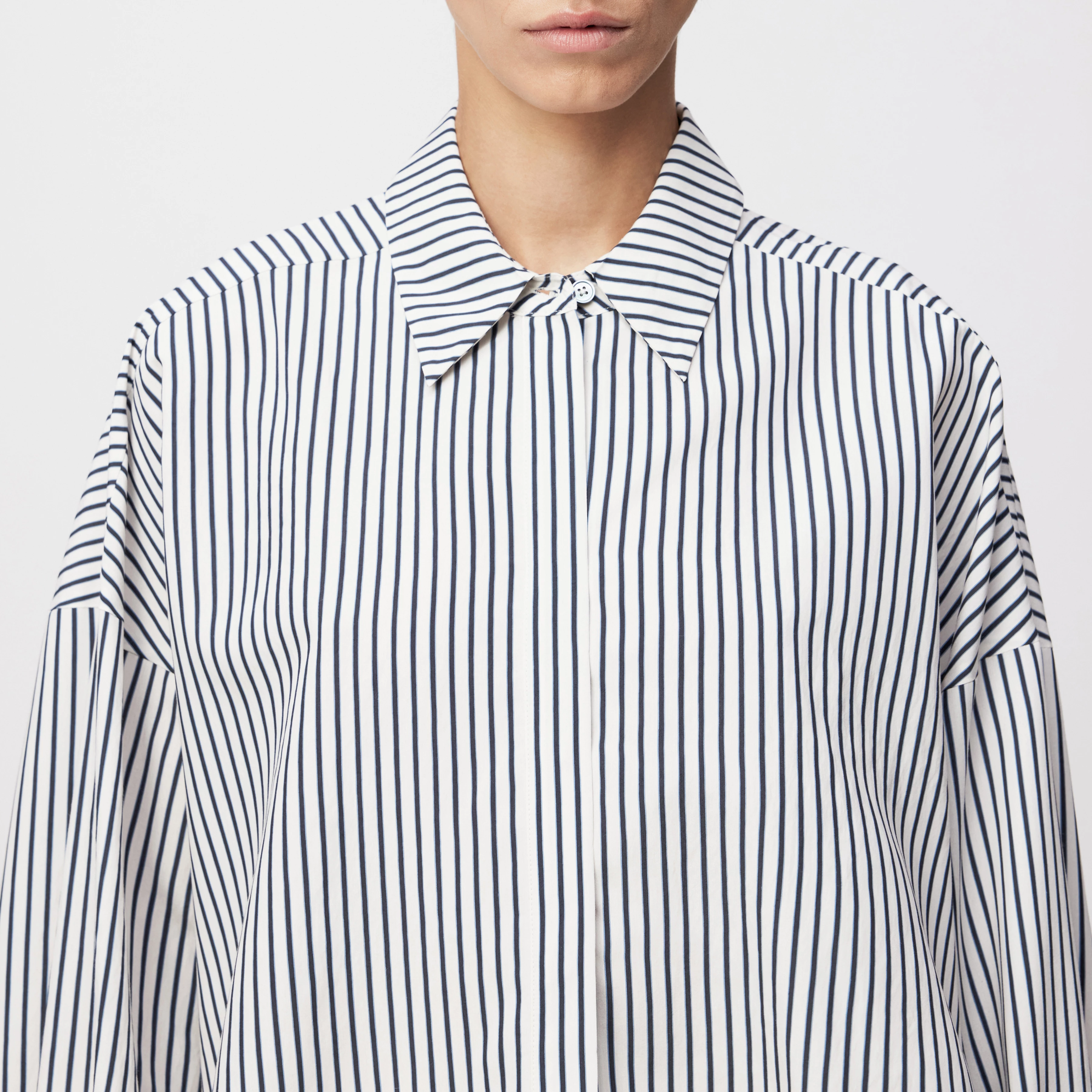 OSHIA - Oversized Hemdbluse in Viskose-Mix - Damen - blau - Detailansicht am Model