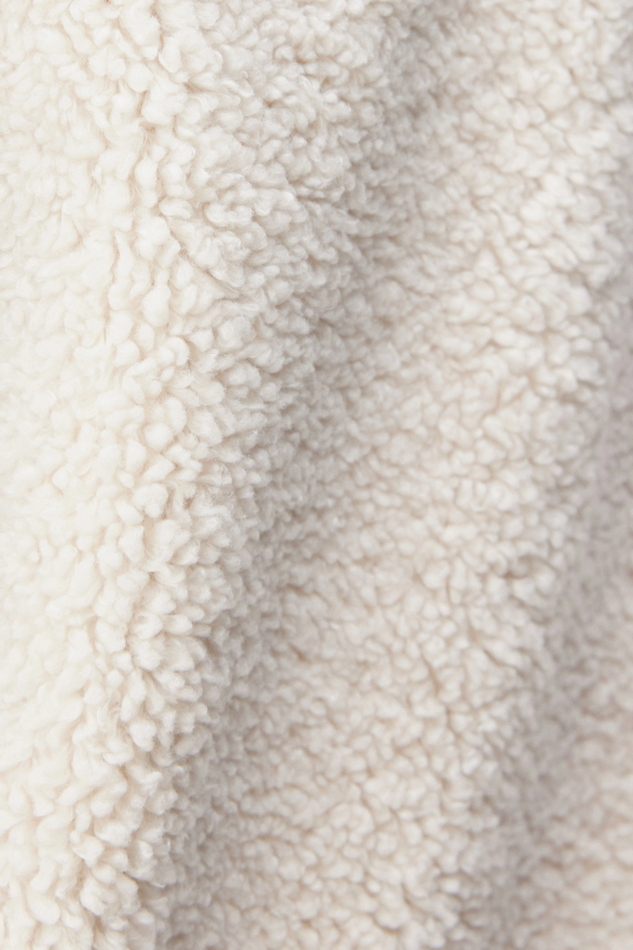 BRASA - oversized Teddyjacke - Damen - beige - Detailansicht am Model