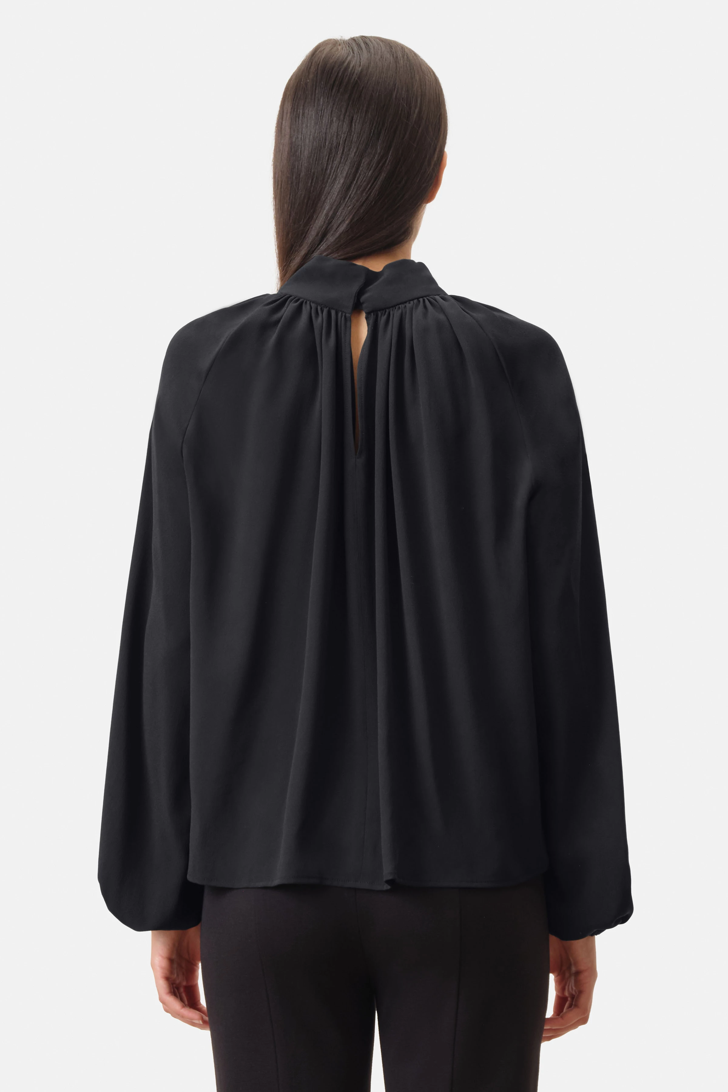 DUMONDA - Boho-Bluse mit Stehkragen in fließendem Seidenmix - Damen - schwarz - Rückansicht