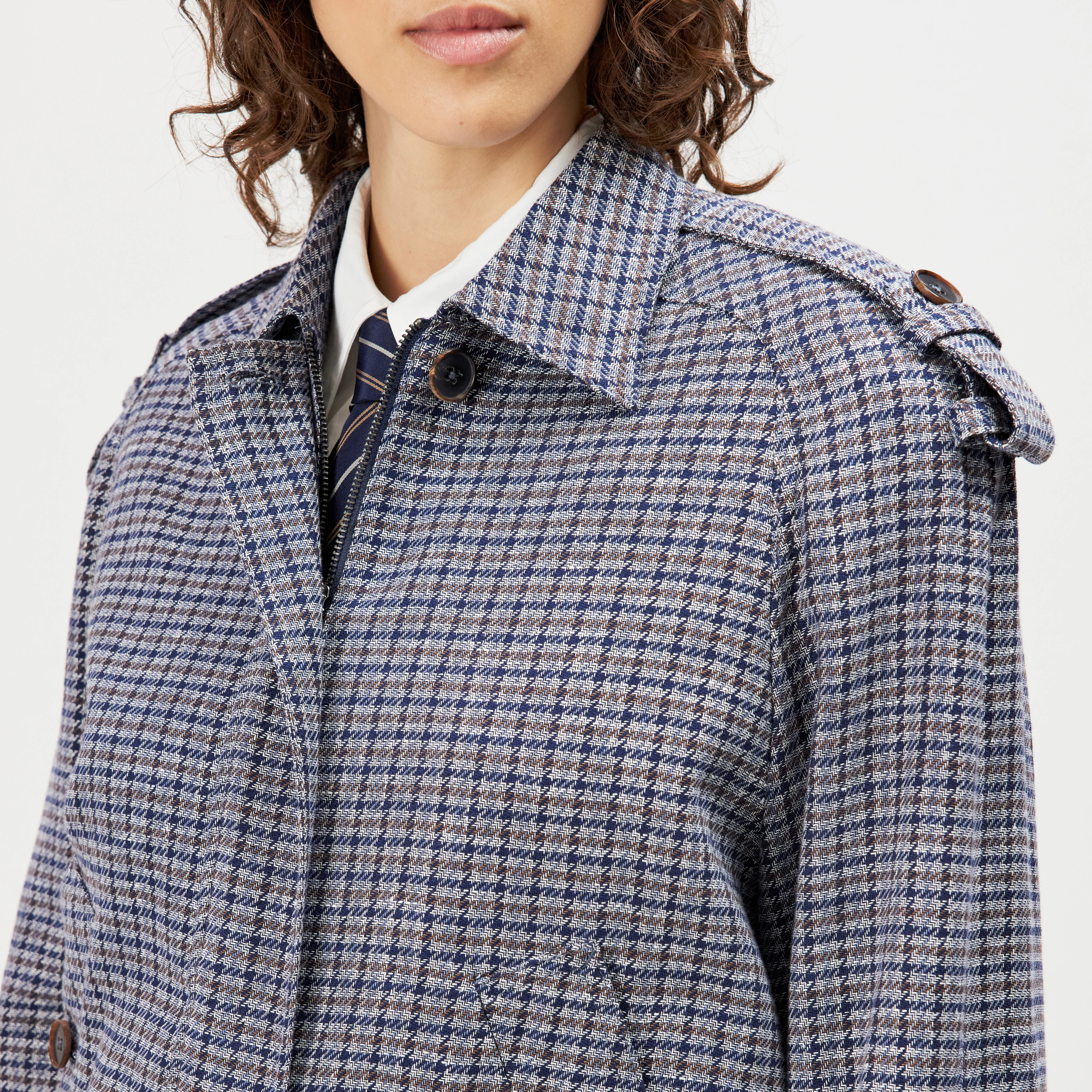 DUNDALE - Oversized Bomberjacke in Baumwoll-Leinen-Mix - Damen - blau - Detailansicht am Model