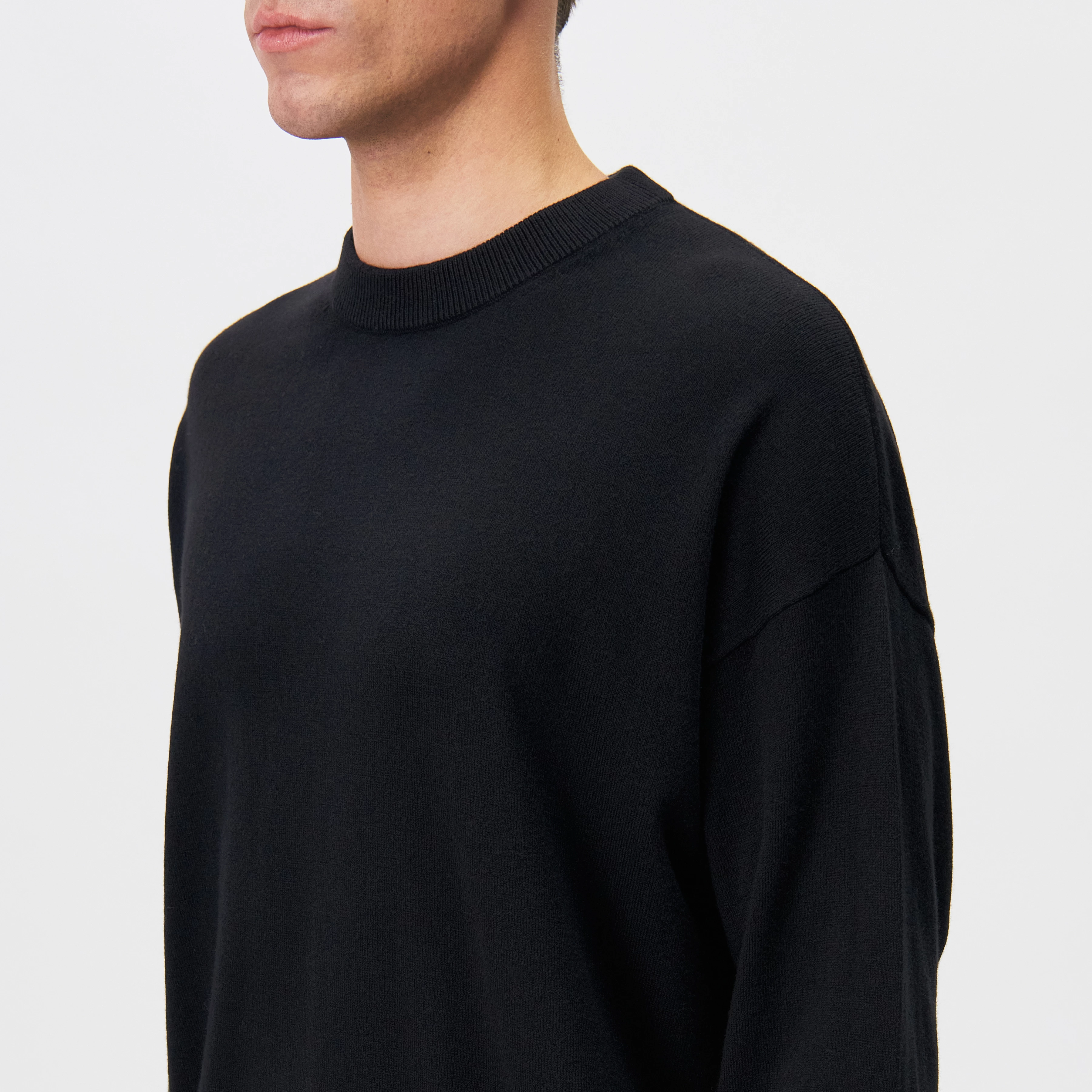 VALDRIK - Crew neck boxy fit jumper - men - black - Detailansicht am Model