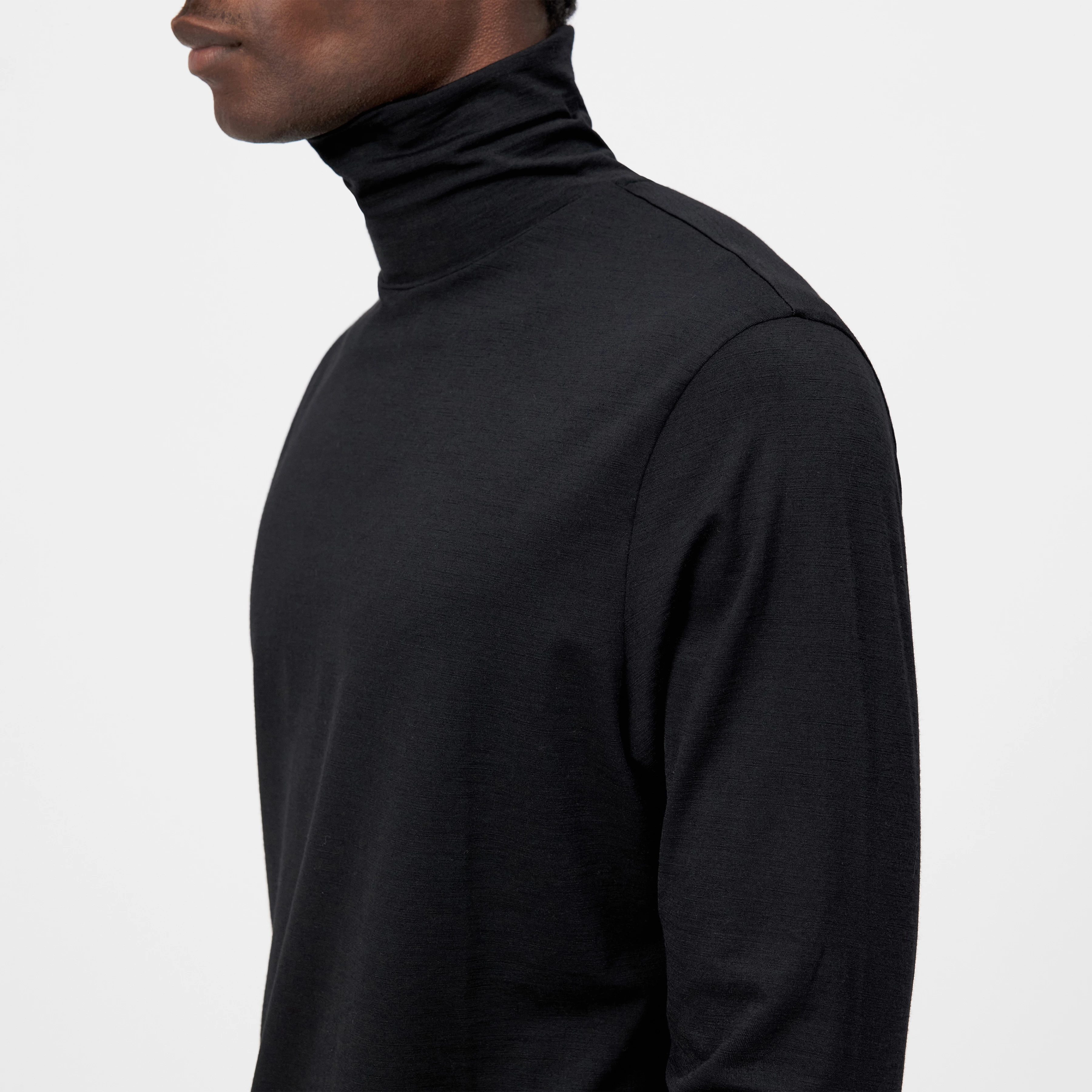 EMANUEL - Turtleneck Shirt in Merino-Mix - Herren - schwarz - Detailansicht am Model