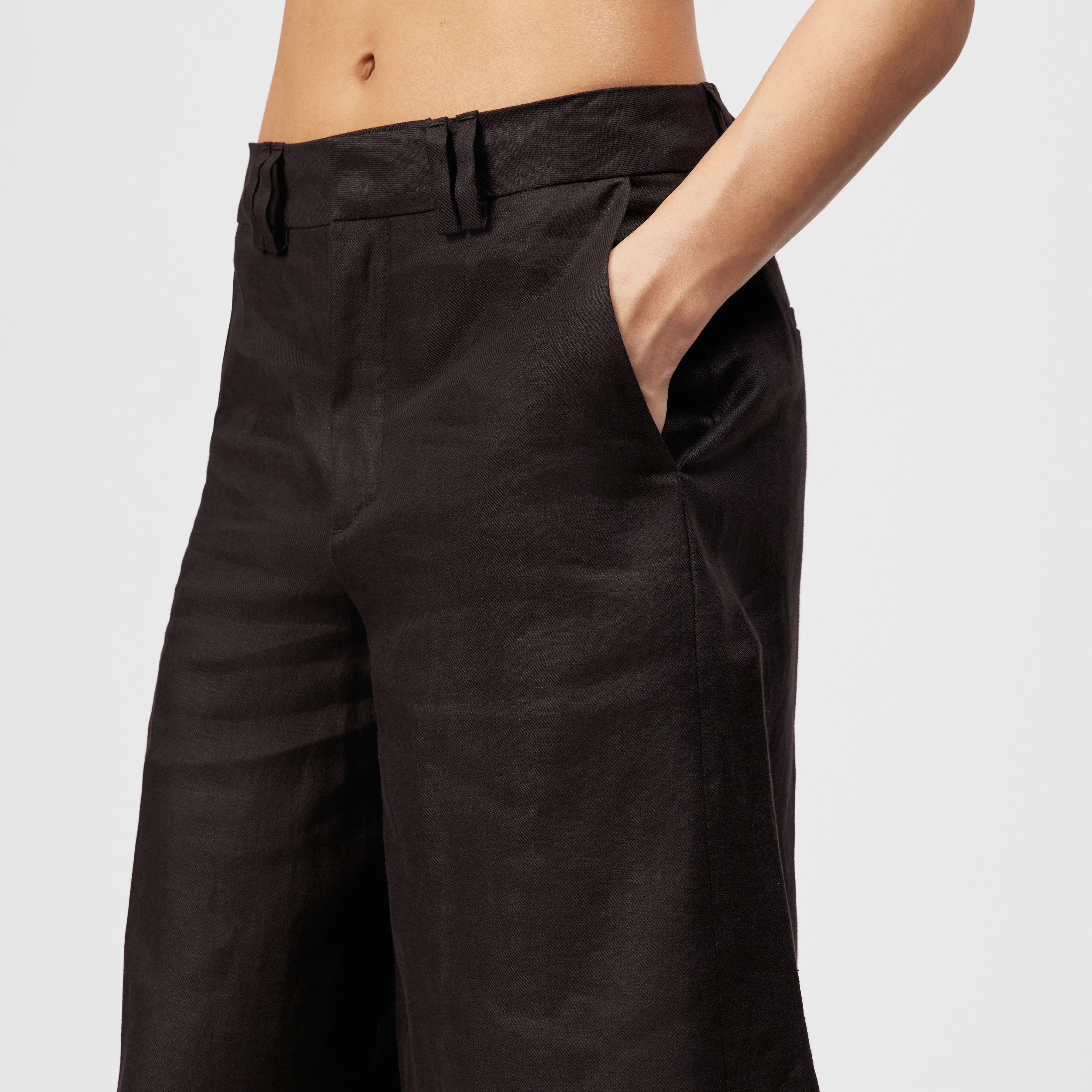 GOVERN - Relaxed Fit Bermuda Shorts in Linen - women - brown - Detailansicht am Model