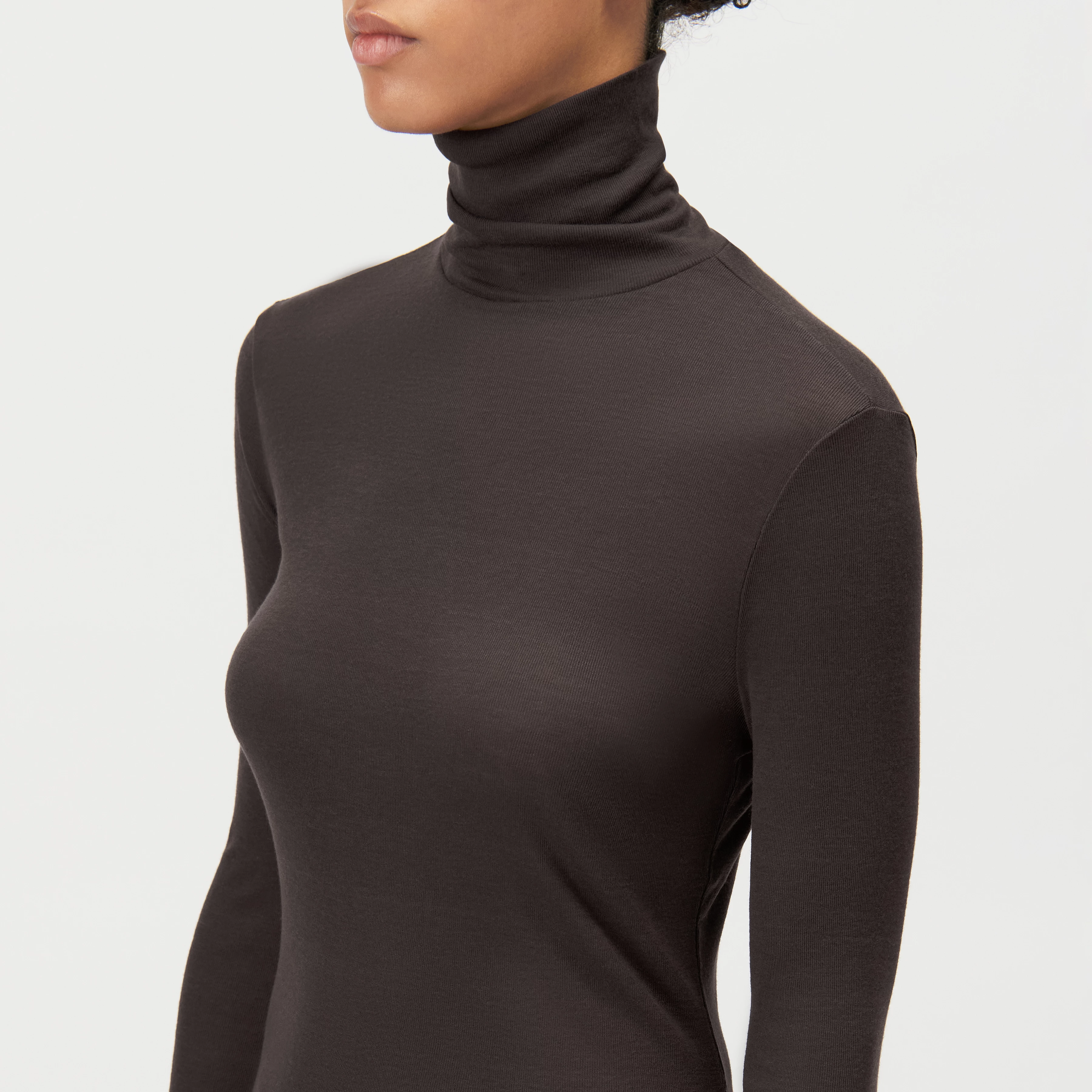 ZERAFNE - Slim long sleeve in lyocell-wool blend - women - brown - Detailansicht am Model