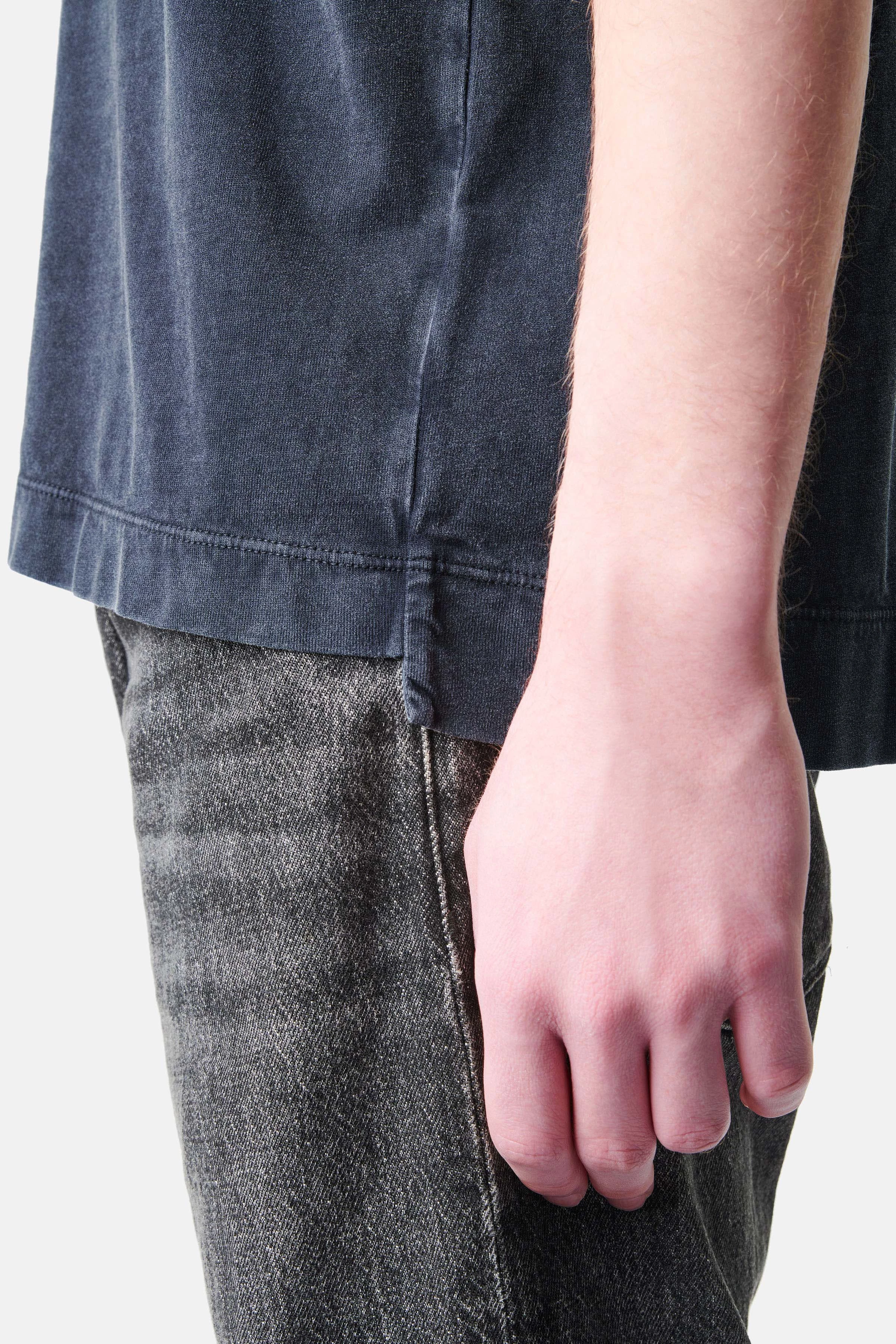 EROS - T-Shirt mit rollender Kante in Garment Dyed Baumwolle - Herren - grau - Detailansicht am Model