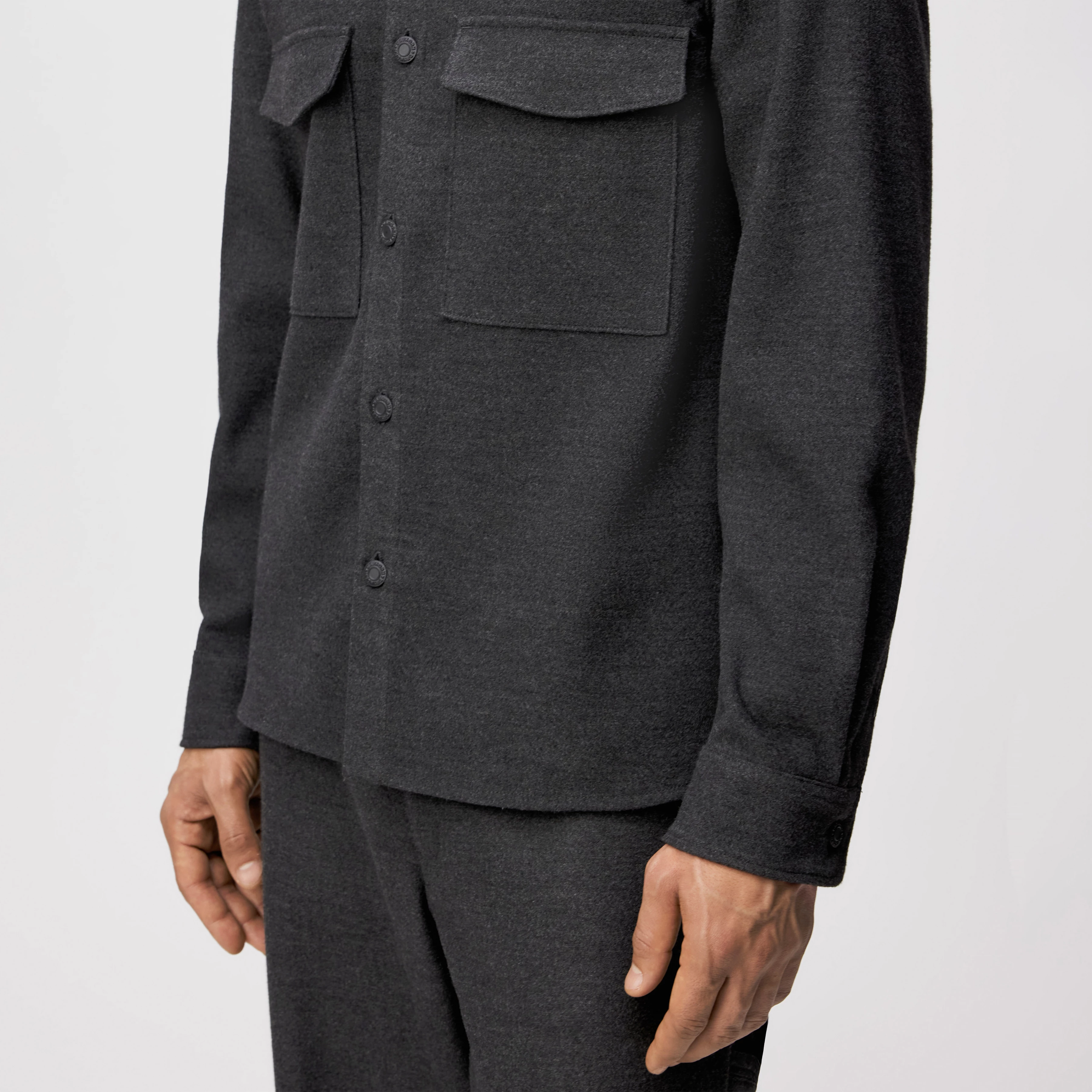 GUNRAY - Relaxed Fit Overshirt in softem Flanell - Herren - grau - Detailansicht am Model