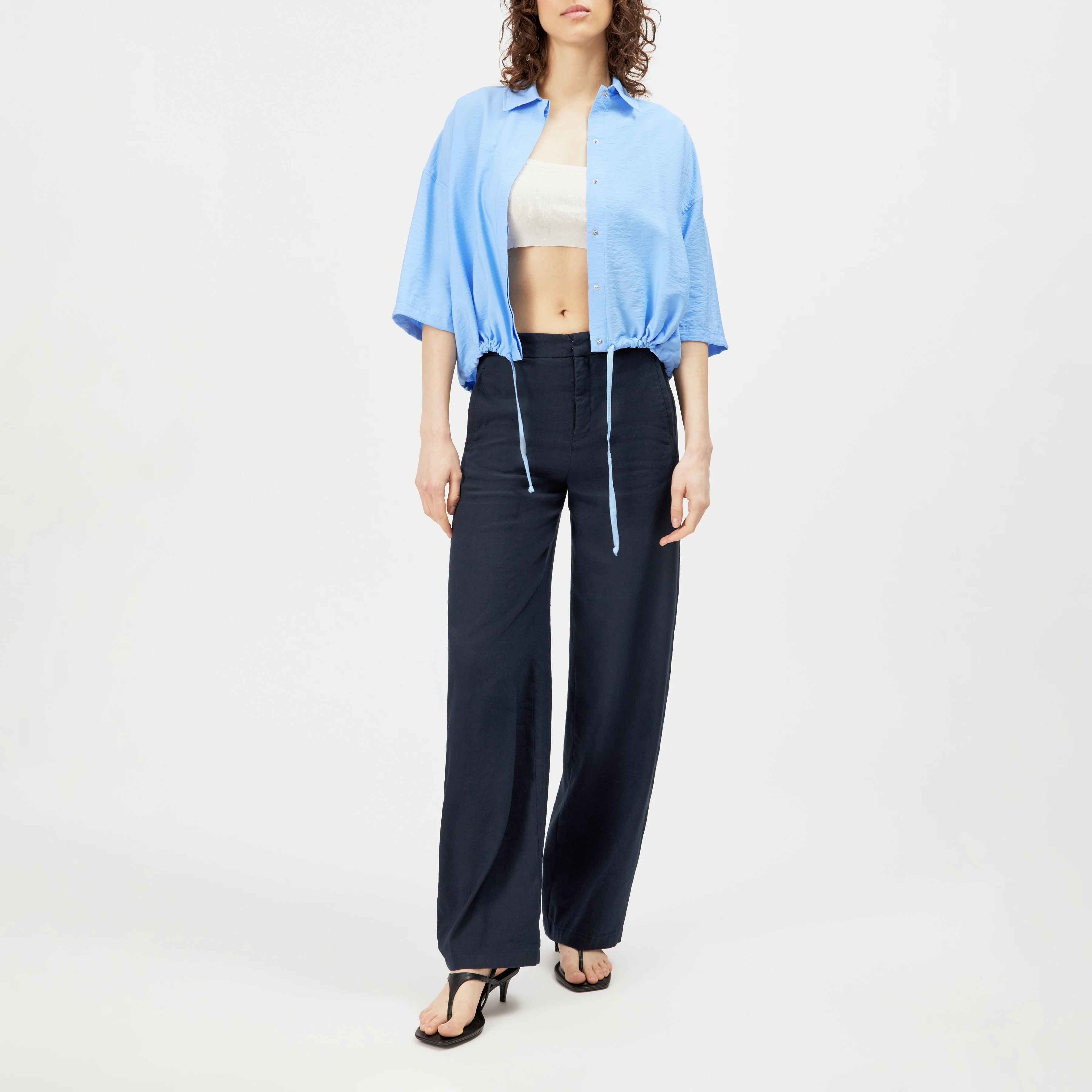 LAINAY - Cropped blouse in flowing viscose - women - blue - Ganzkörper-Frontansicht