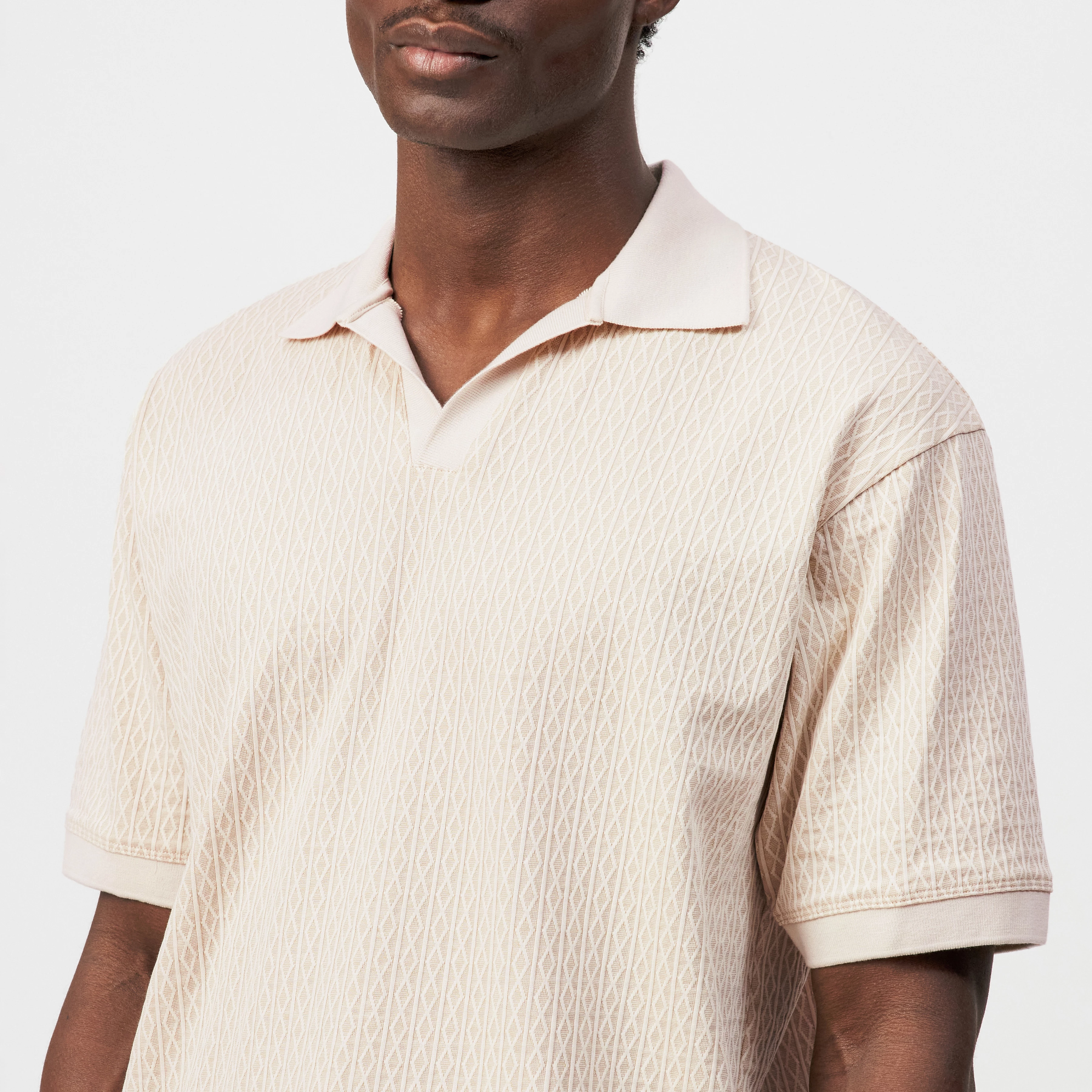 ACAYO - Relaxed fit polo with jacquard texture - men - beige - Detailansicht am Model