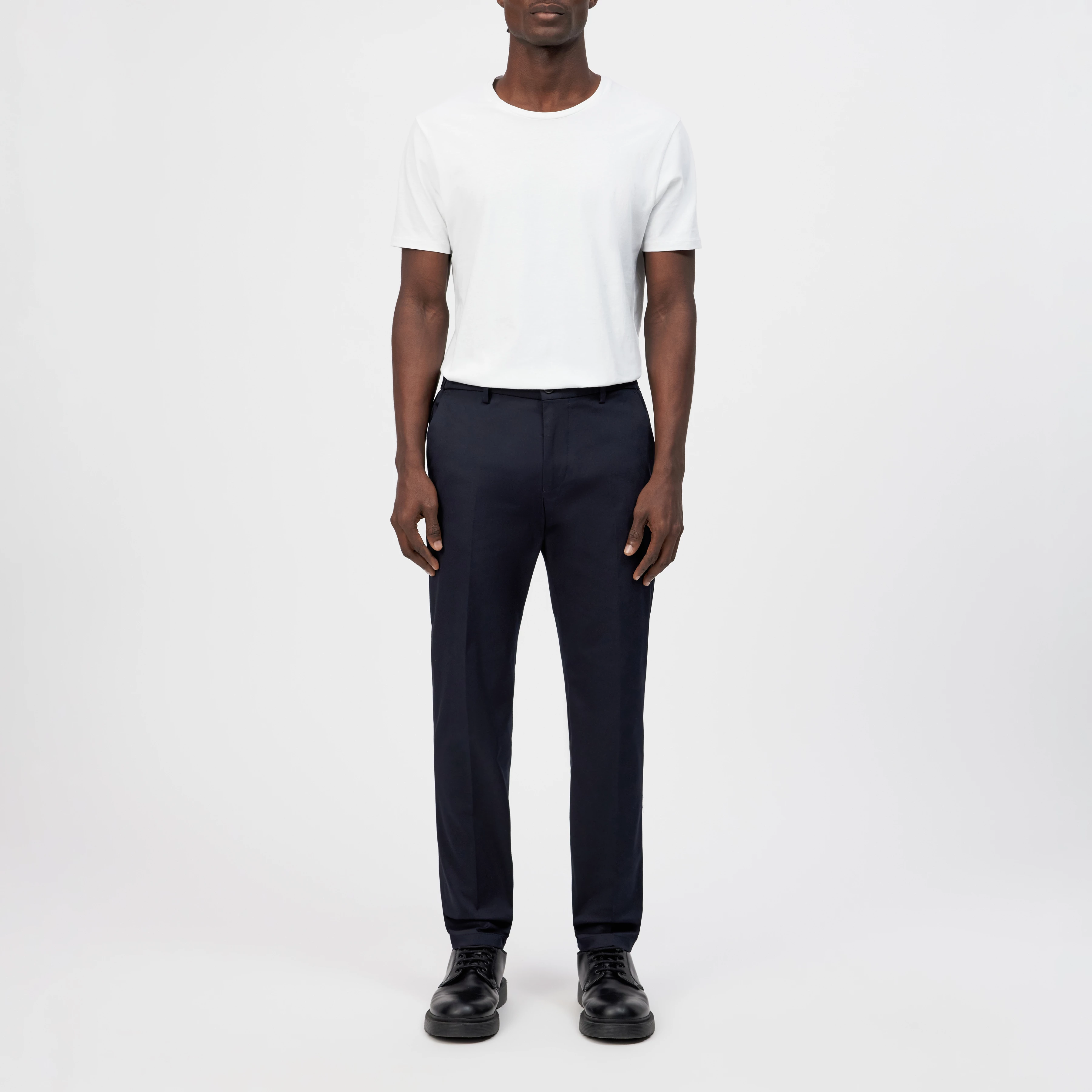 AJEND - Pantalon confectionné en gabardine de coton - men - bleu - Ganzkörper-Frontansicht