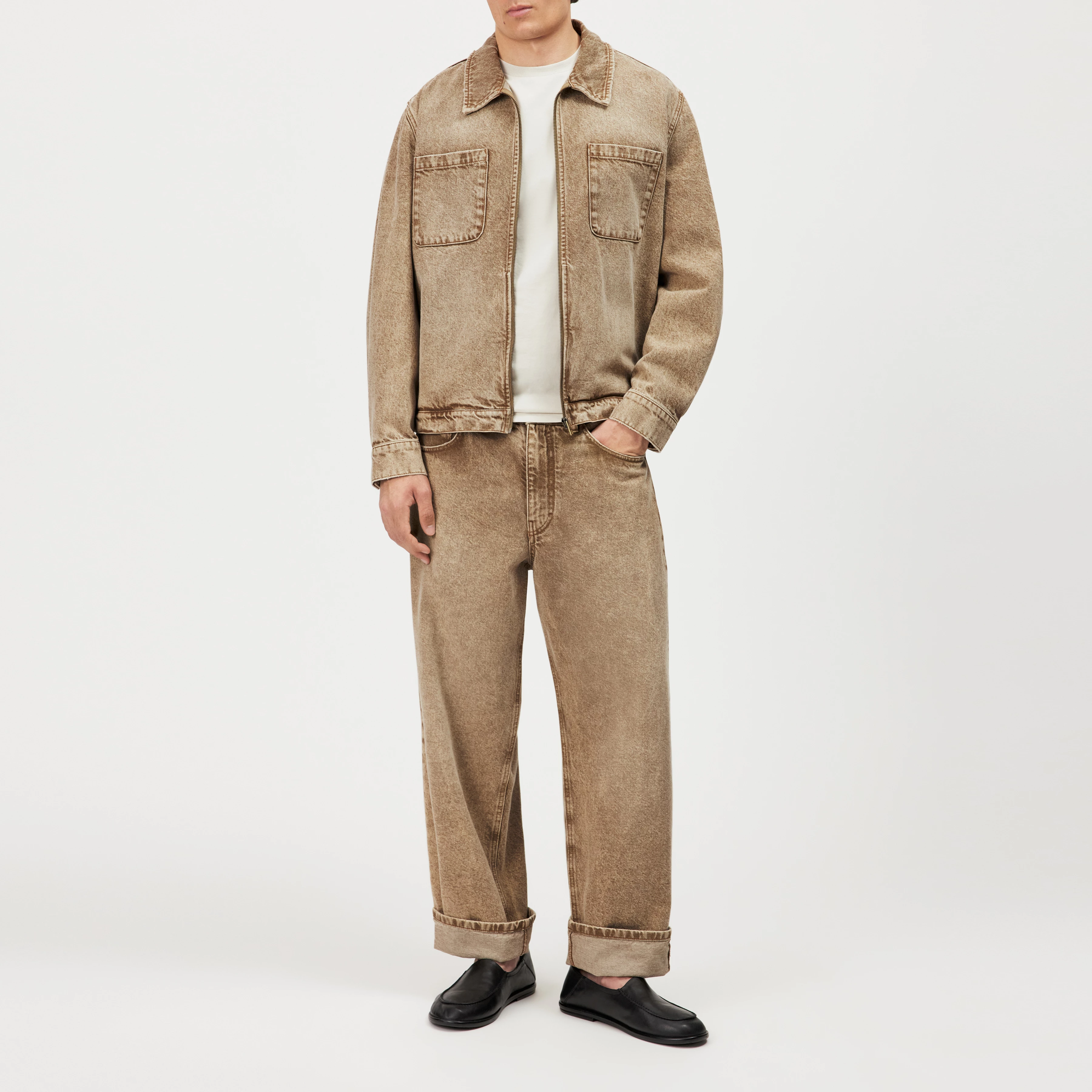 MELLAN - Relaxed Fit Jacke in beigefarbener Denimwaschung - Herren - braun - Ganzkörper-Frontansicht