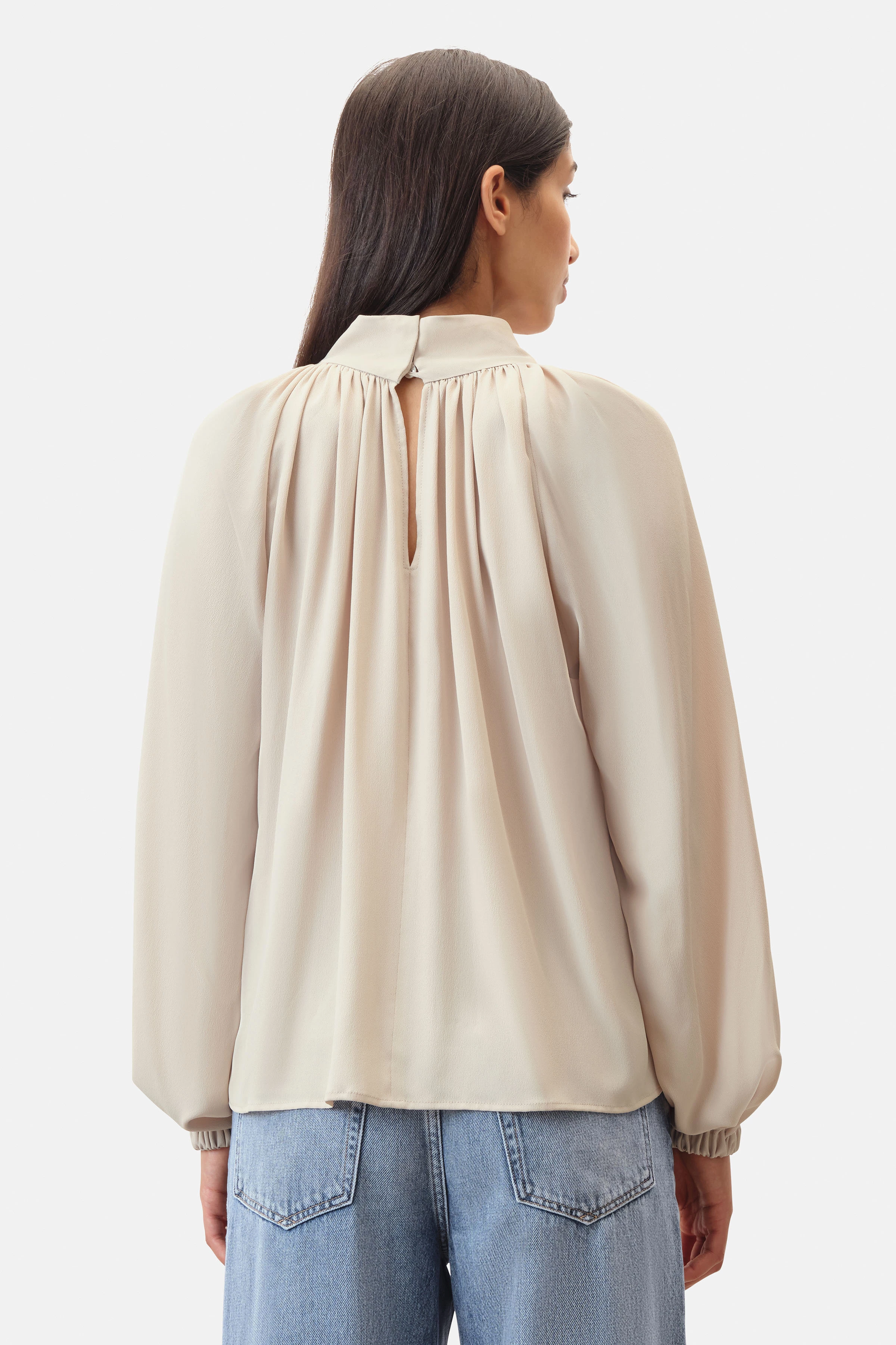 DUMONDA - Boho-Bluse mit Stehkragen in fließendem Seidenmix - Damen - beige - Rückansicht