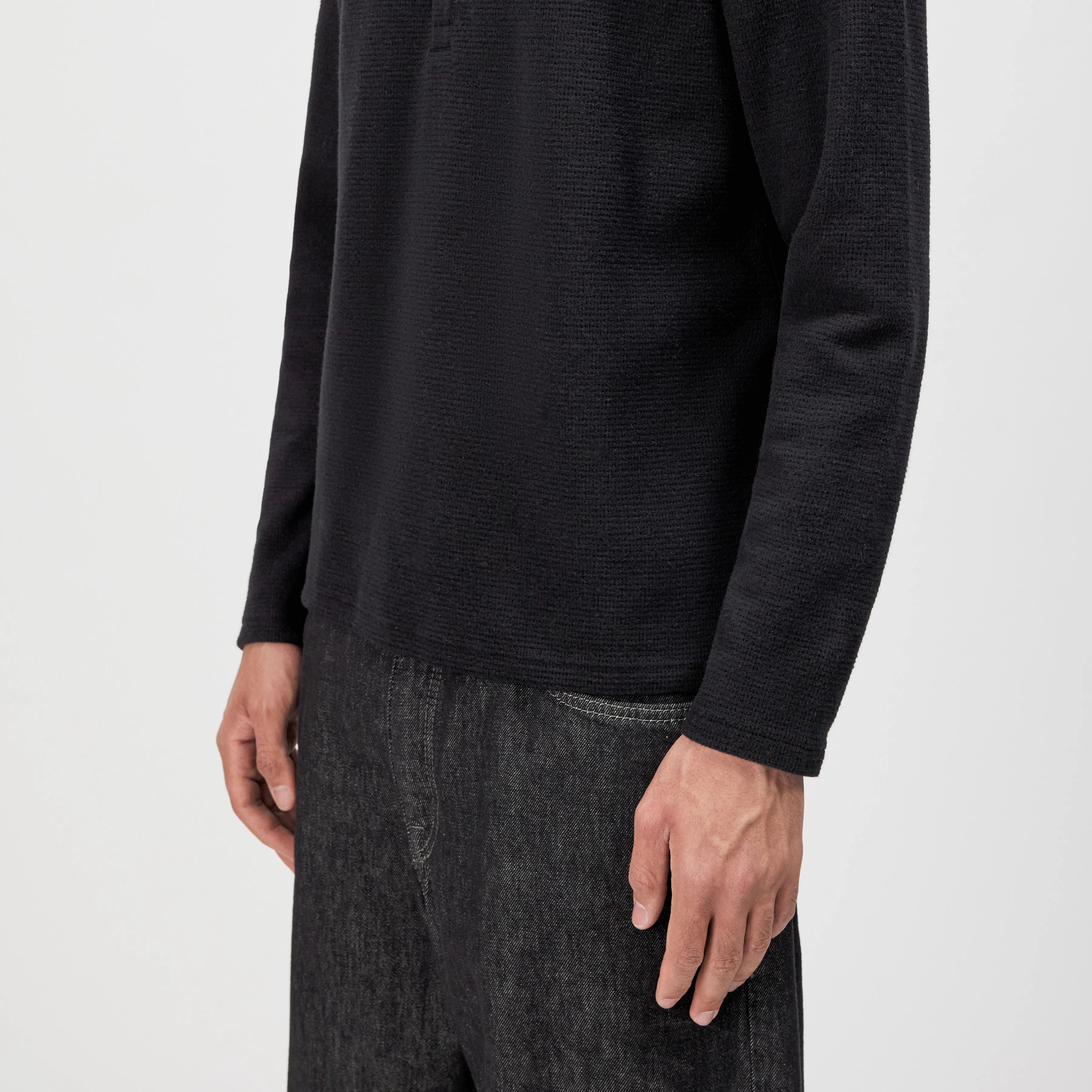 MALIOR - Henley long sleeve with waffle texture - men - black - Detailansicht am Model